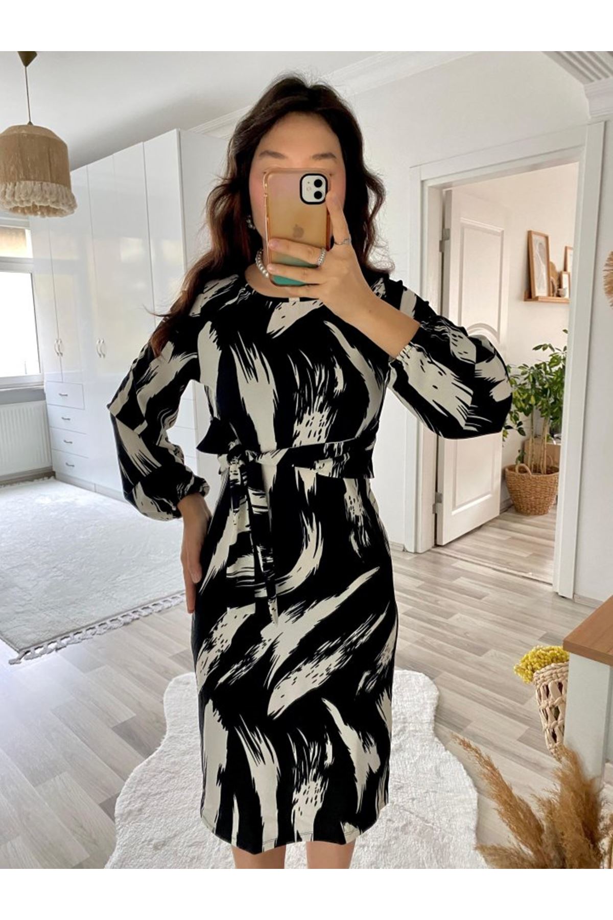 Kadın Uzun Kollu Yuvarlak Yaka Belden Kuşaklı Hazır Desenli Midi Krep Elbise