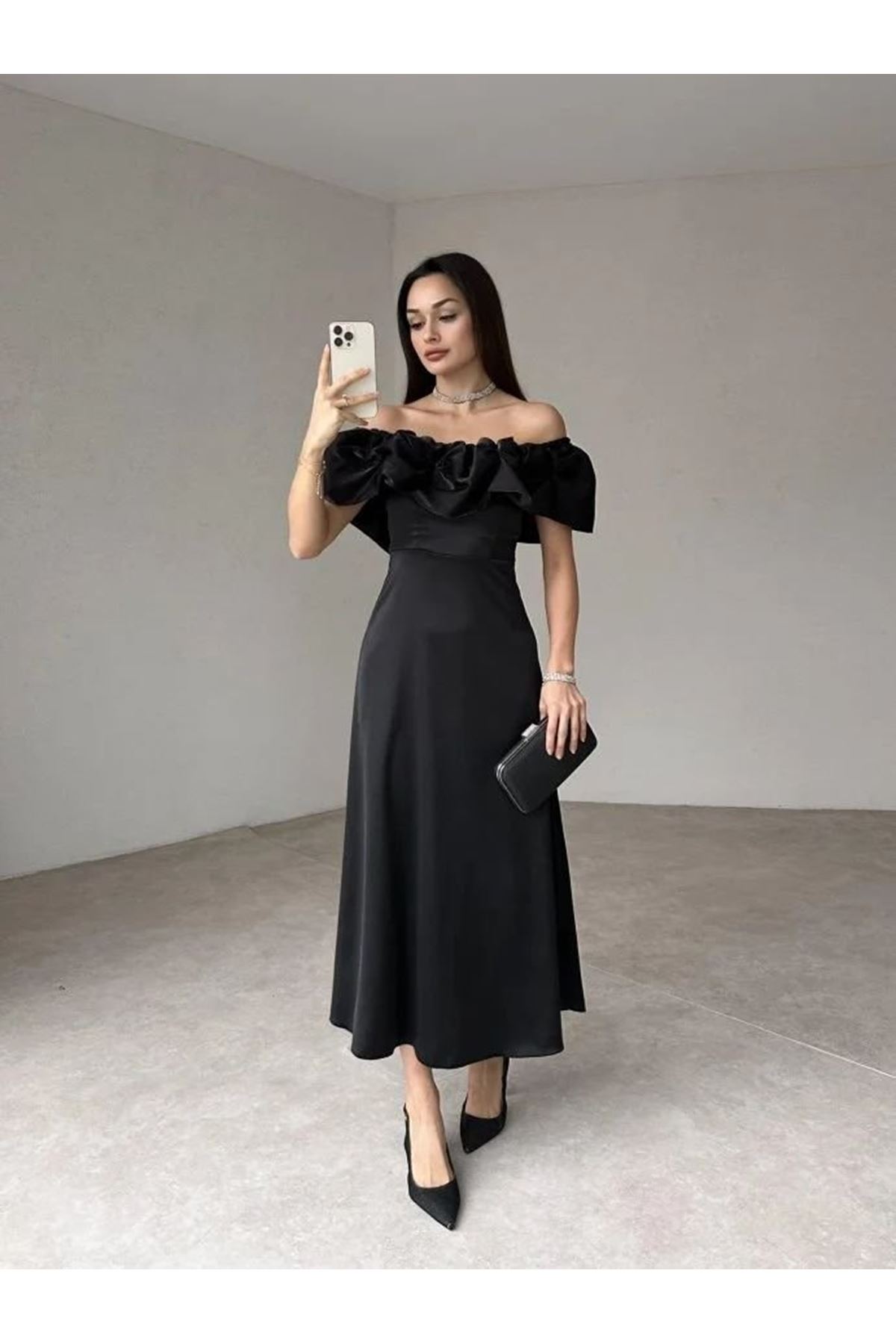 Siyah Omuz Büzgülü Saten Elbise