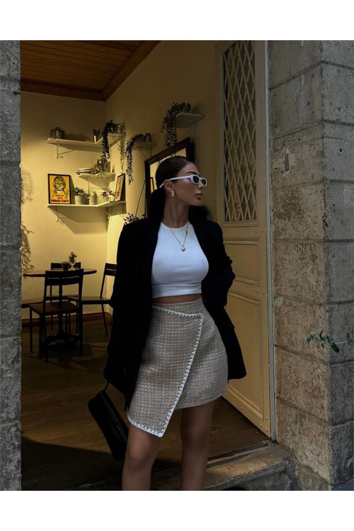 ŞANELKAPAKLI ÇOBAN DİKİŞ DETAYLI KISA ETEK - Bej