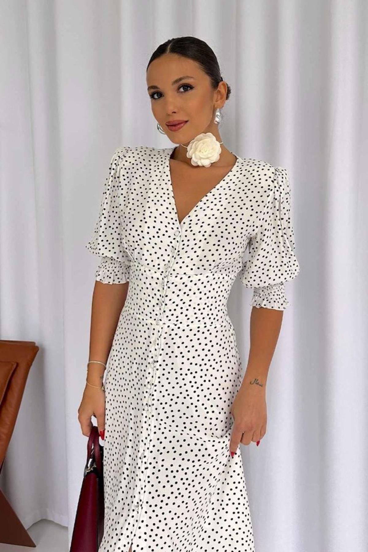 Beyaz Arka Ve Bel Ucu Gipeli Elbise