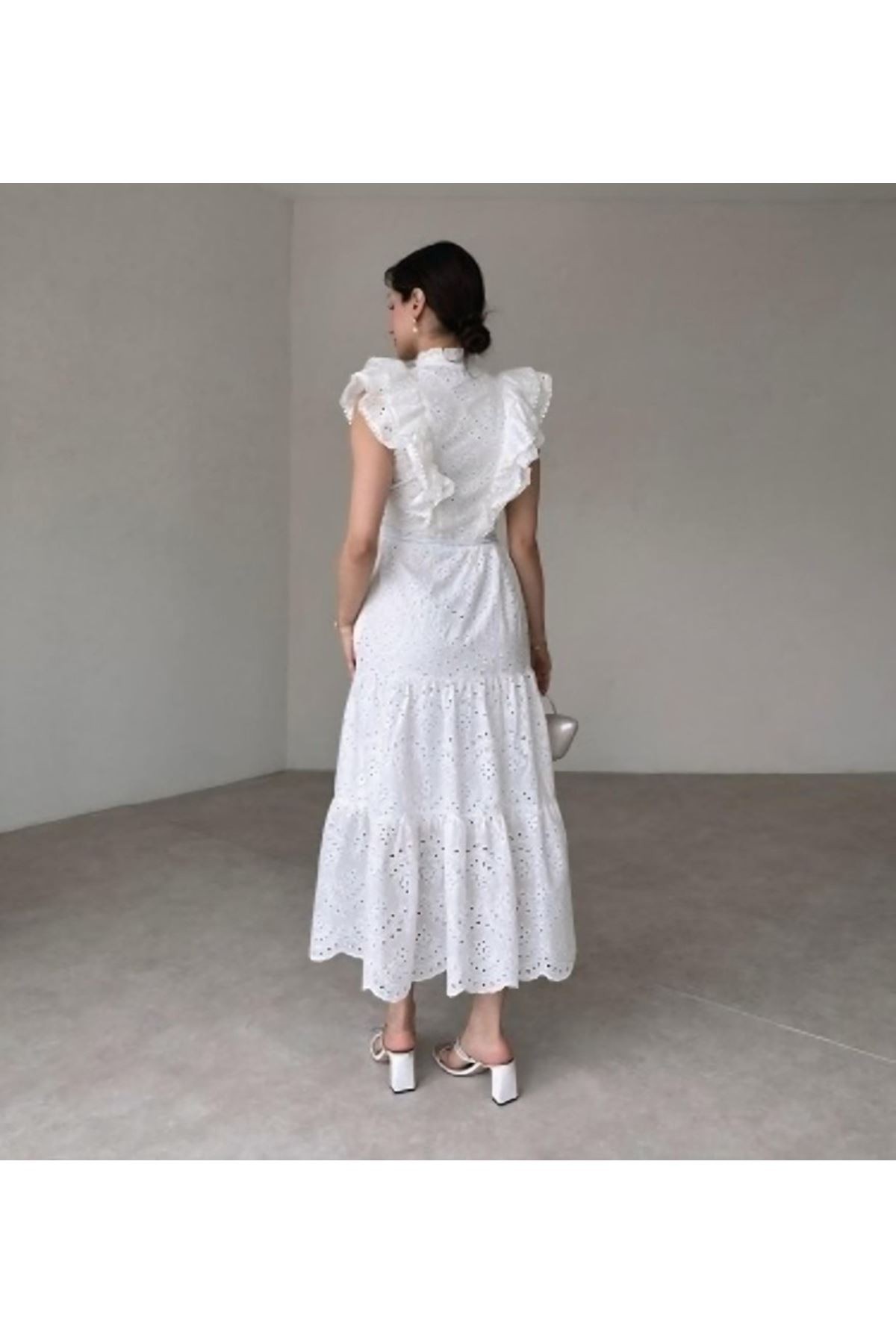 Beyaz Fırfırlı Düğmeli Elbise