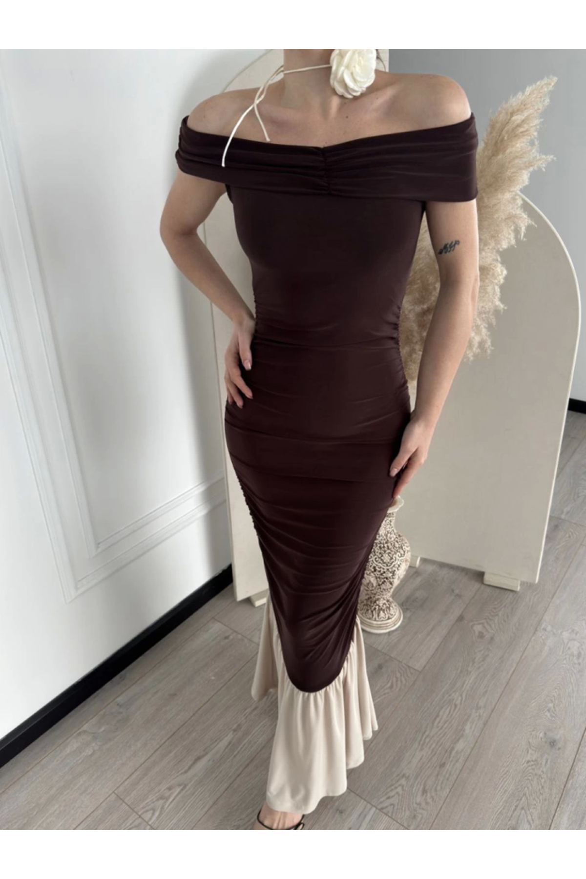Striptiz Omuzlu Uzun Elbise- Kahve