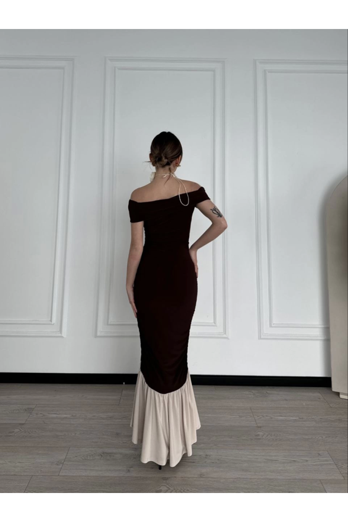 Striptiz Omuzlu Uzun Elbise- Kahve