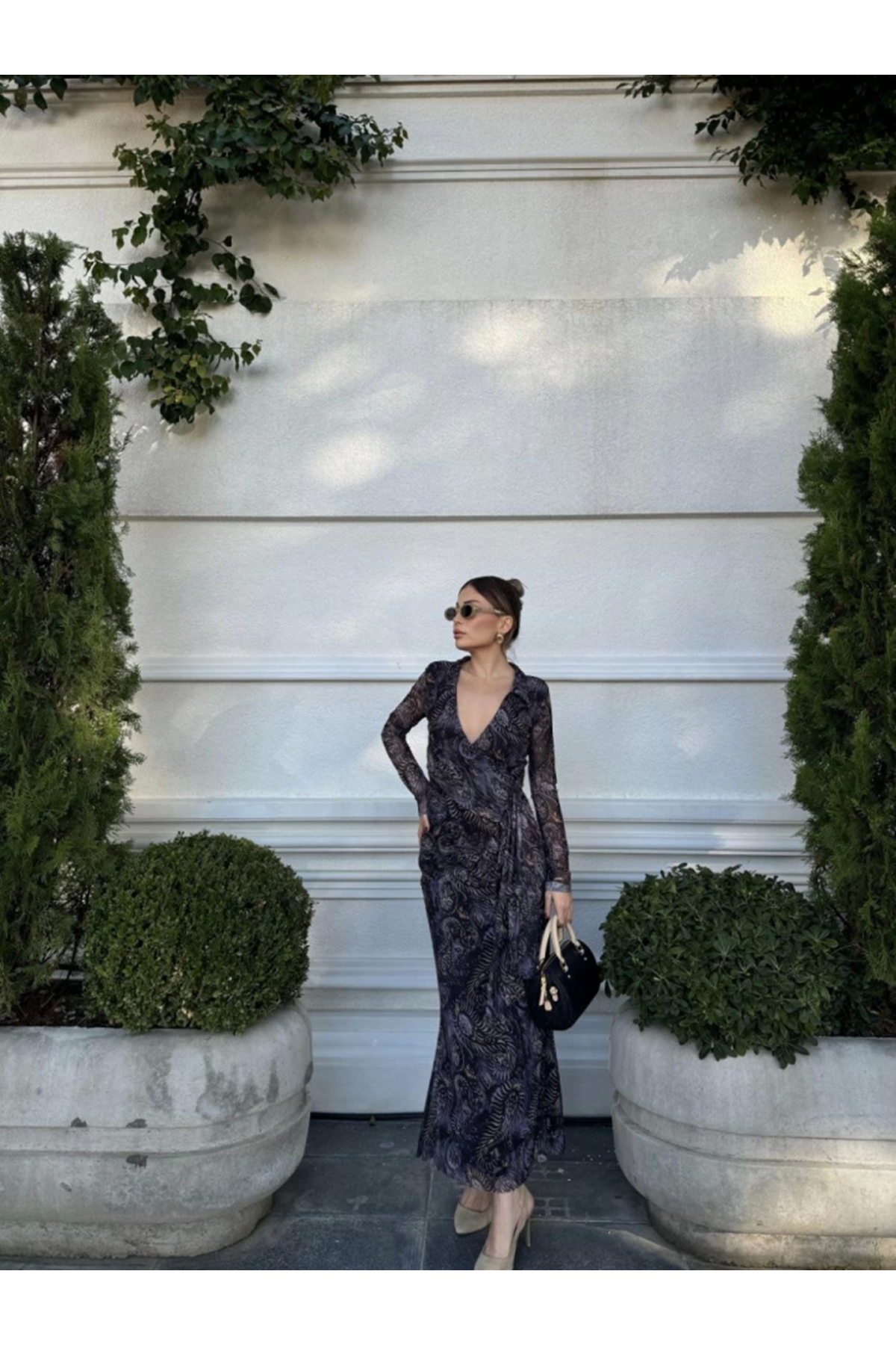 Kruvaze V Yaka, Fırfırlı Ve Bağcıklı Desenli Bluz Ve Midi Etek Takım - Siyah