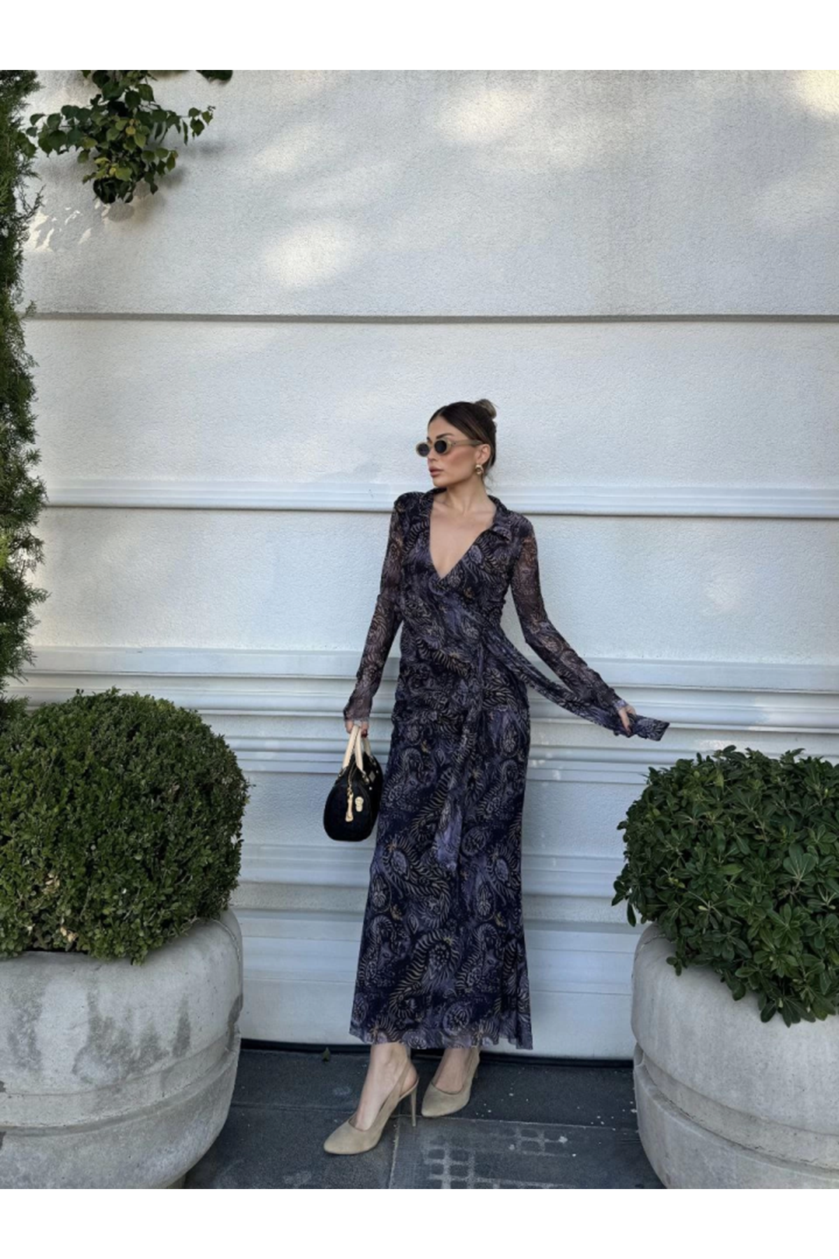 Kruvaze V Yaka, Fırfırlı Ve Bağcıklı Desenli Bluz Ve Midi Etek Takım - Siyah