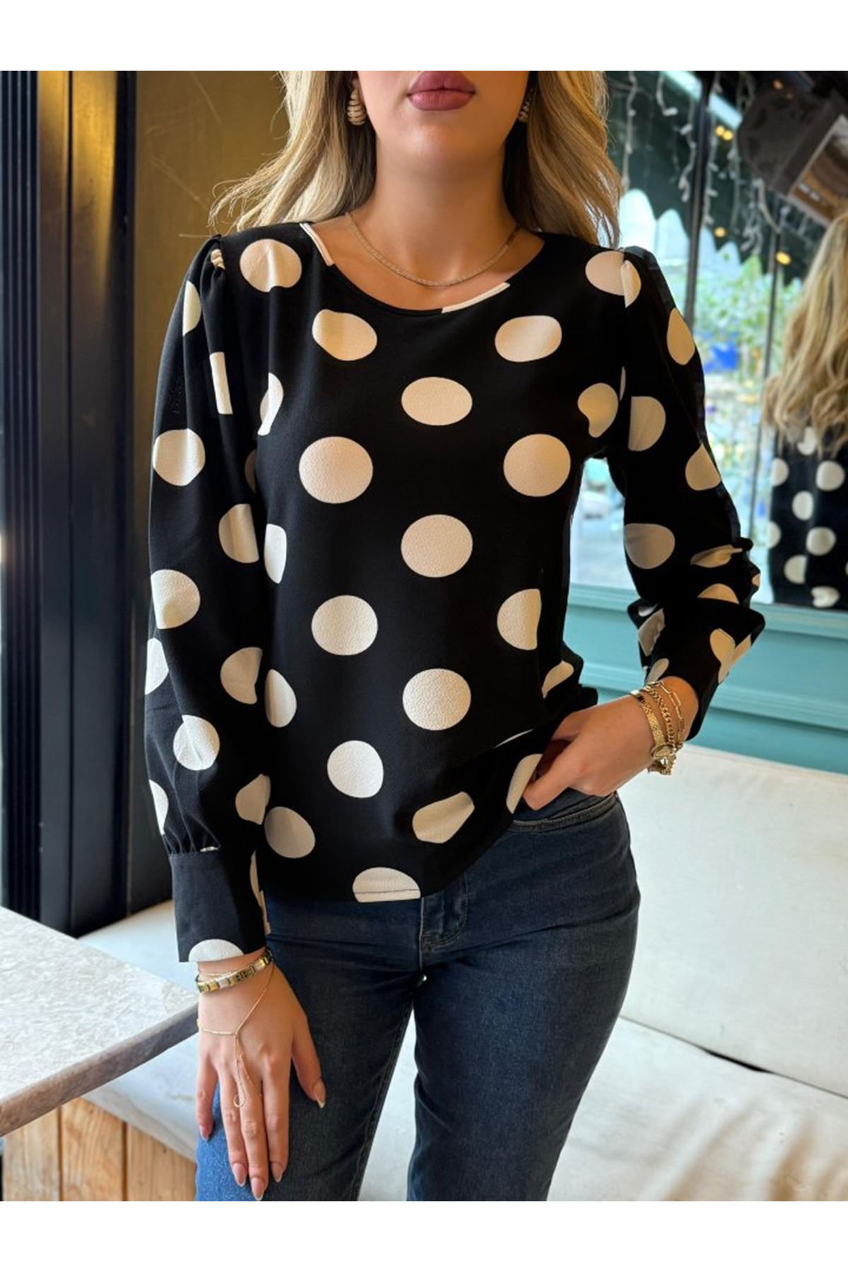 Kadın Uzun Kollu Bisiklet Yaka Kollar Geniş Kol Ağzı Manşetli Iki Düğmeli Detay Krep Bluz