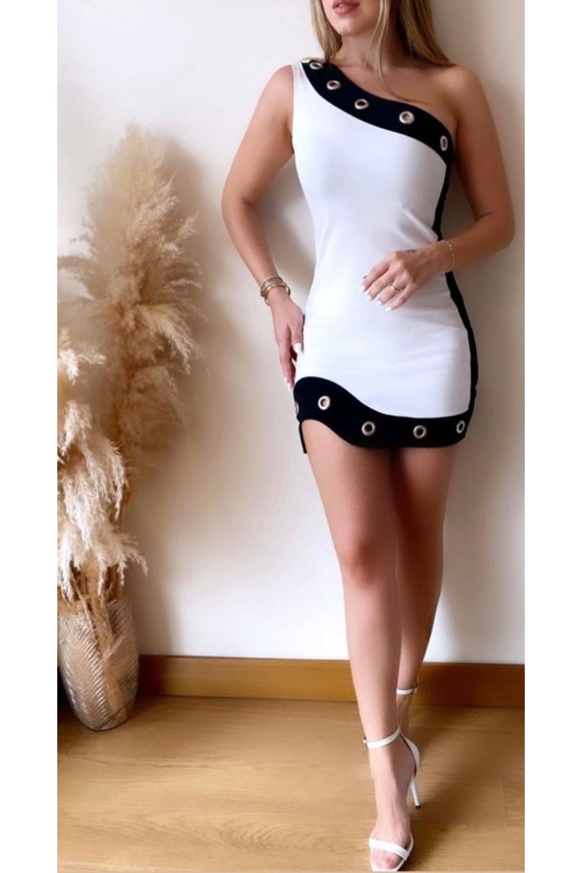 Kadın Omuz Dekolteli Siyah şerit Ve Kuş Gözü Detay Mini Elbise