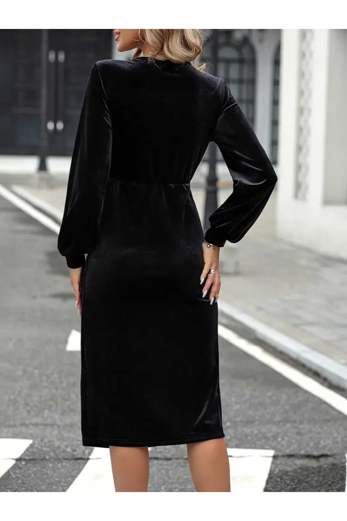 Kadın Uzun Kollu Kruvaze Yaka Yanlardan Büzgü Detaylı Yırtmaçlı Kadife Elbise