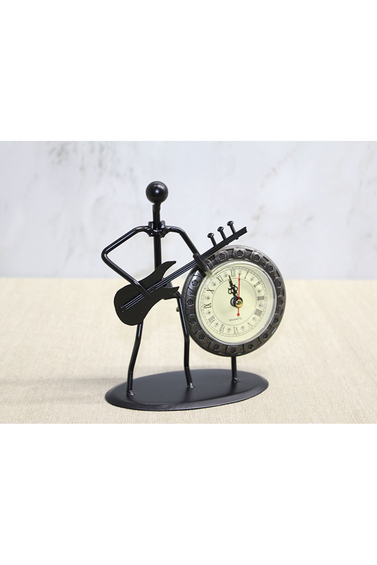 Metal Saatli Gitar Çalan Müzisyen