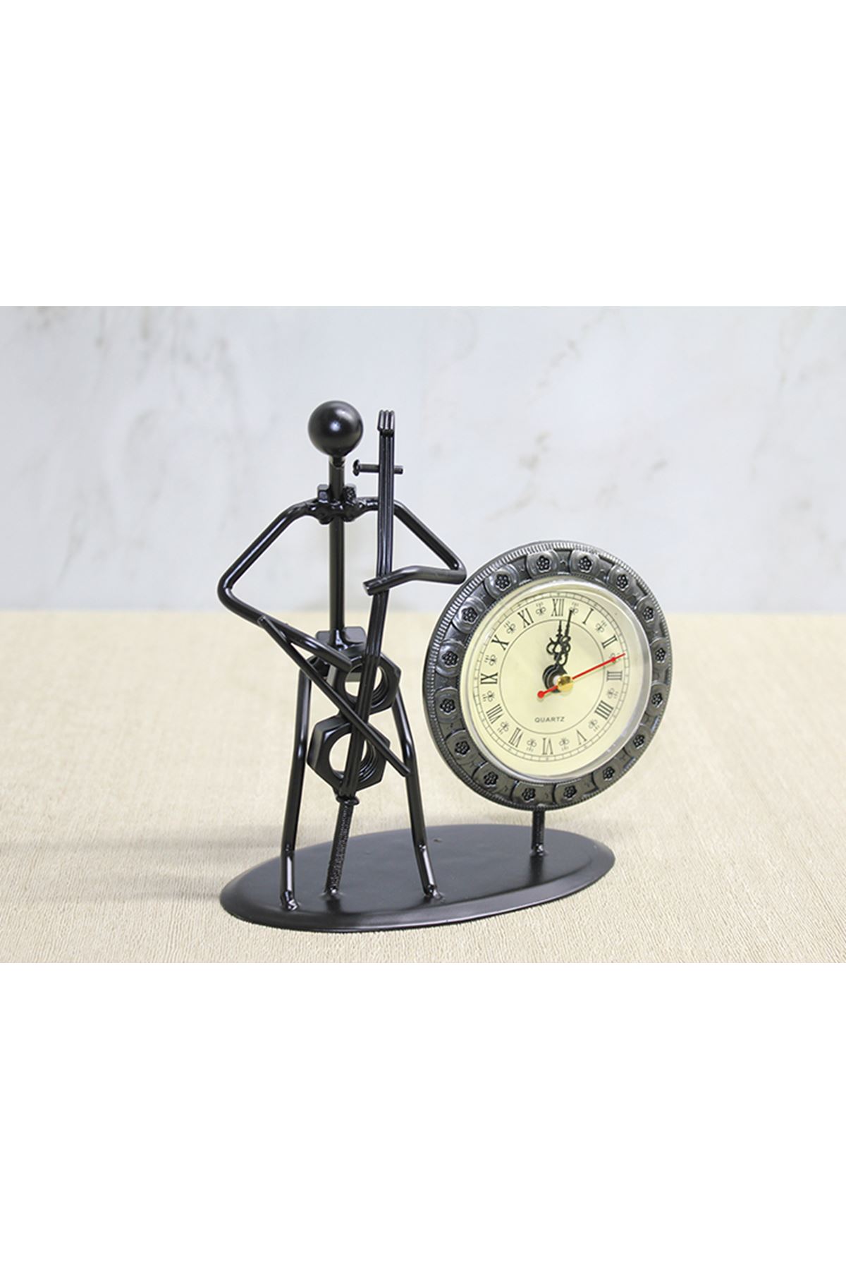 Metal Saatli Keman Çalan Müzisyen