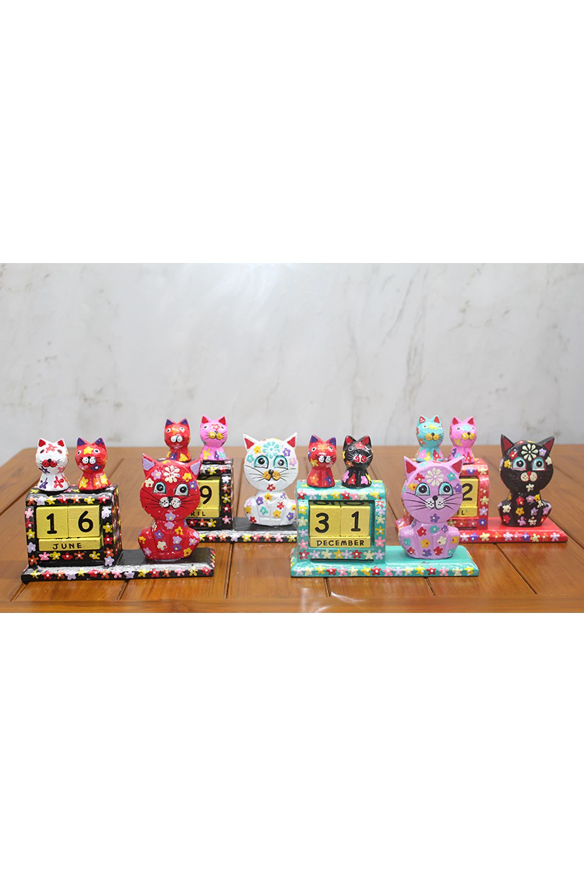 Ahşap Kedili Takvim Orta Boy