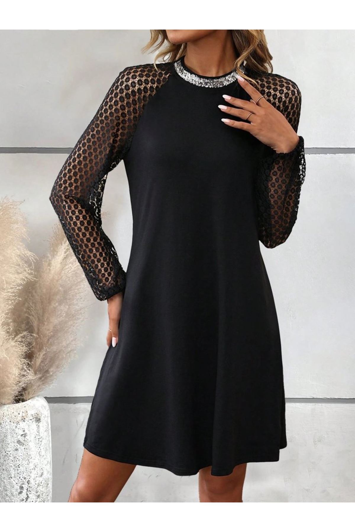 Kadın Uzun Kollu Yarı Balıkçı Yaka Pulpayetli Kolları Dantel Detaylı Mini Ithal Krep Elbise