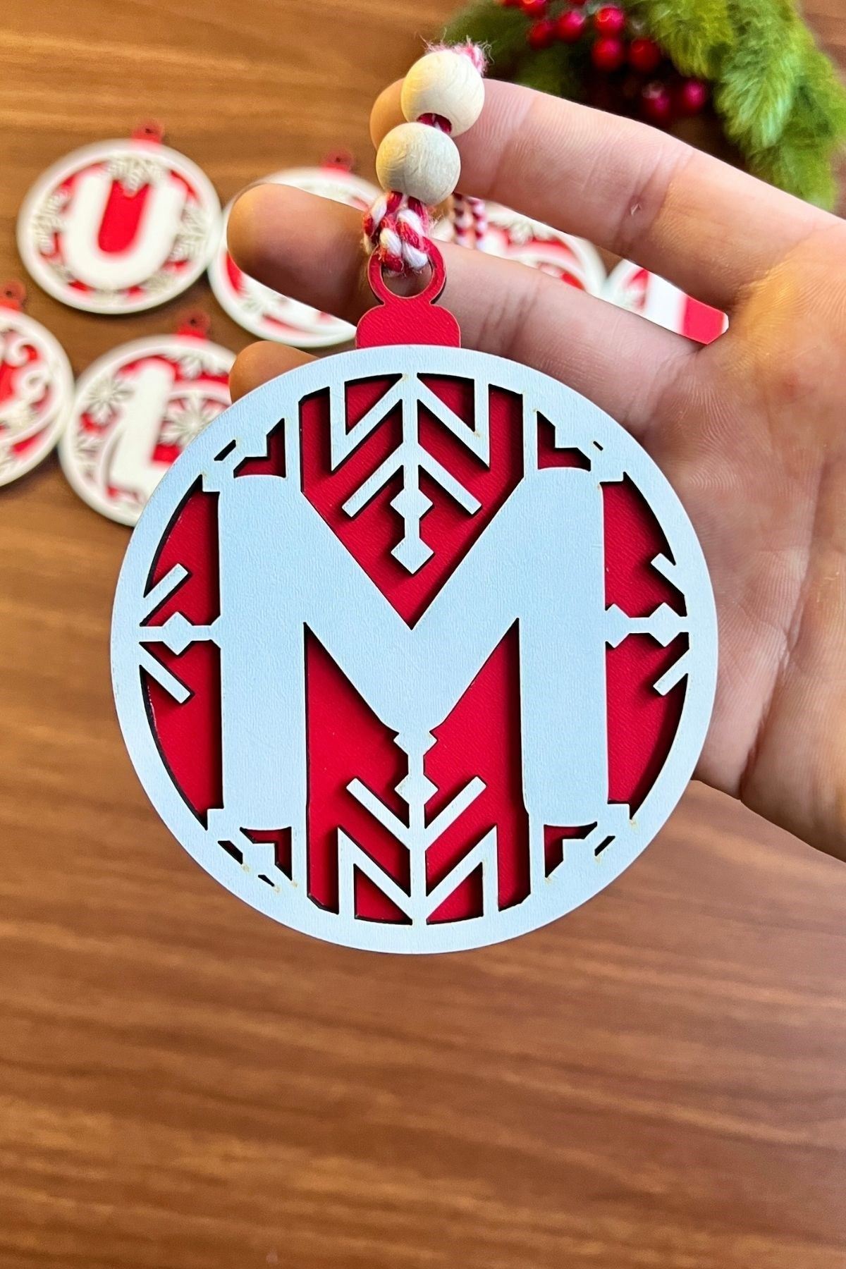 Tbl Dekor® 11 Harfli Kırmızı Beyaz İpli MUTLU YILLAR Yazılı Ahşap Yılbaşı Ağaç Süsü