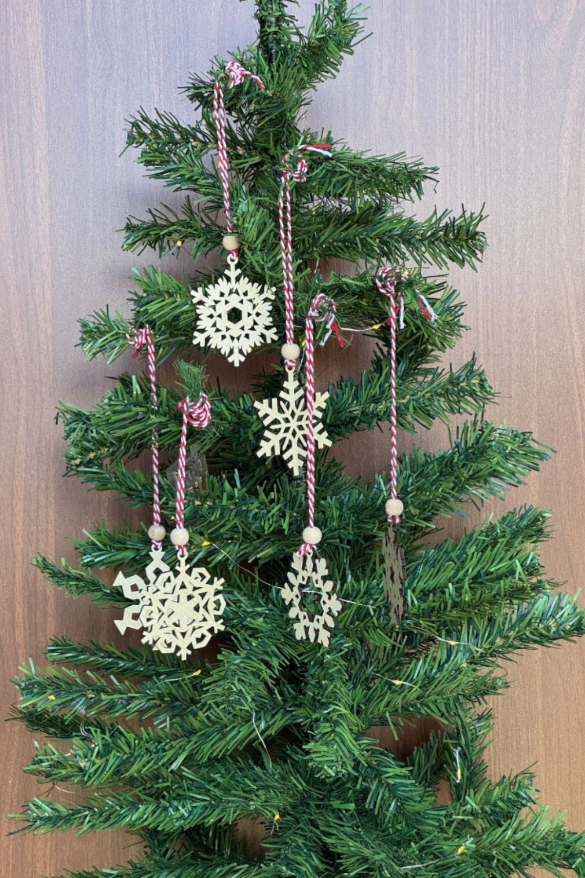 Tbl Dekor® Pilli Peri Ledli 6 Parça Kırmızı Beyaz İpli Kar Tanesi Model Ahşap Yılbaşı Ağaç Süsü