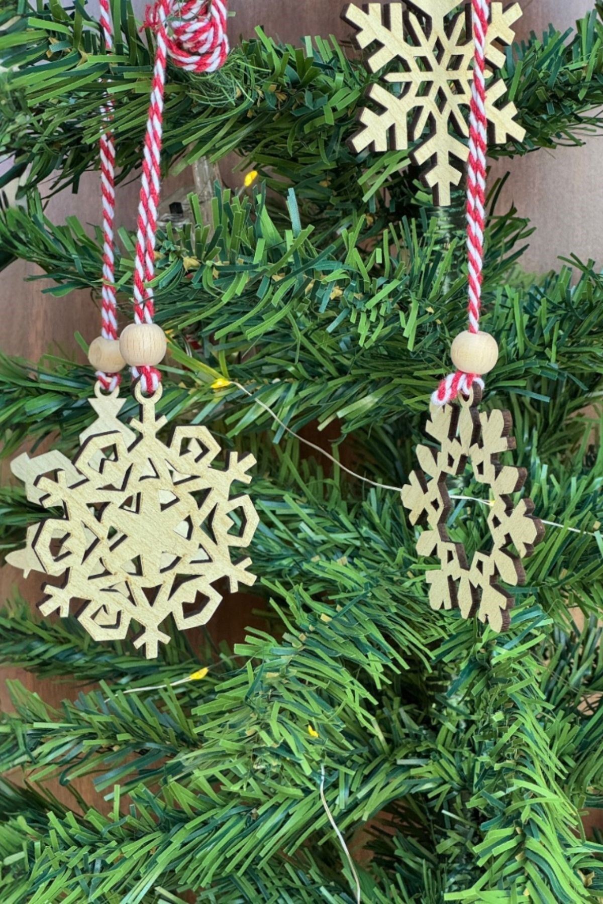 Tbl Dekor® Pilli Peri Ledli 6 Parça Kırmızı Beyaz İpli Kar Tanesi Model Ahşap Yılbaşı Ağaç Süsü