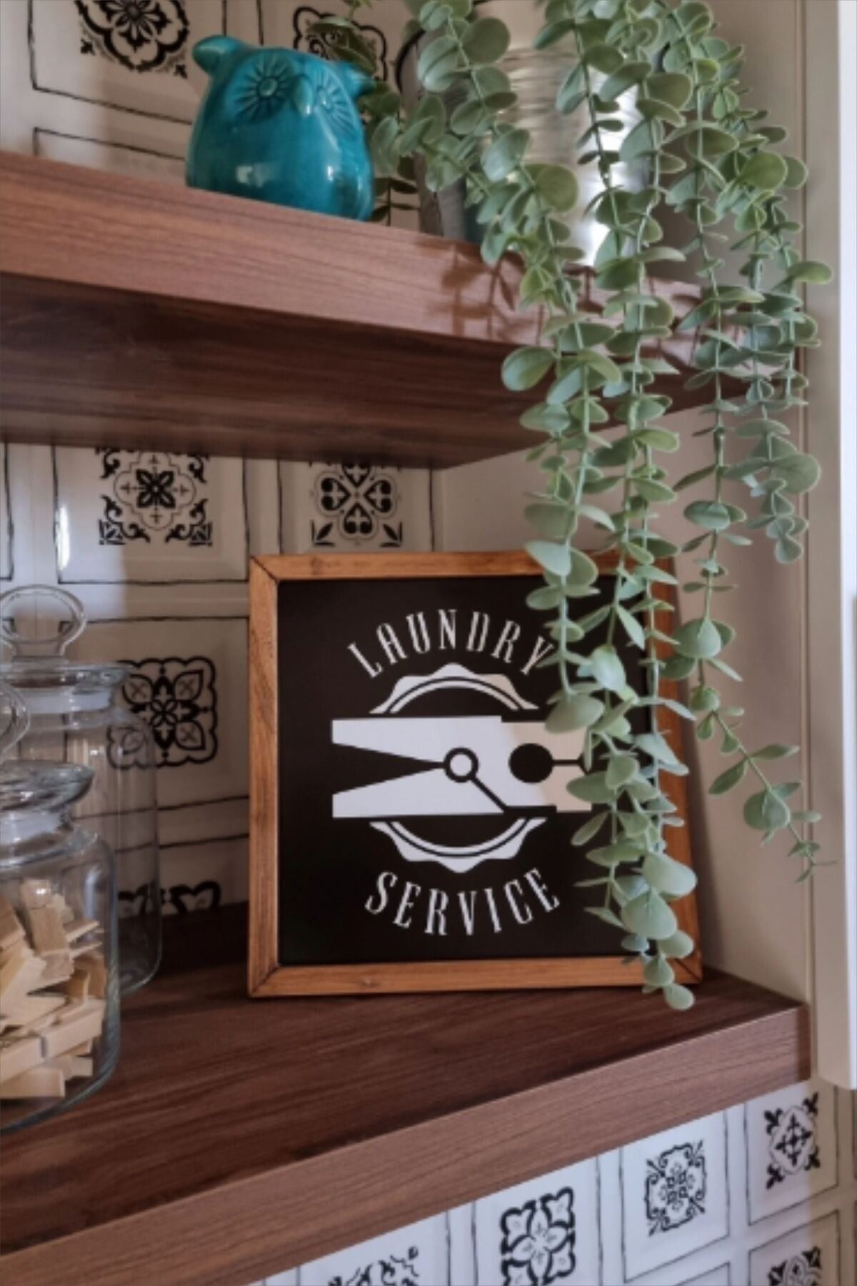 Banyo Laundry Service Siyah Zemin Ahşap Çerçeve 23 x 23