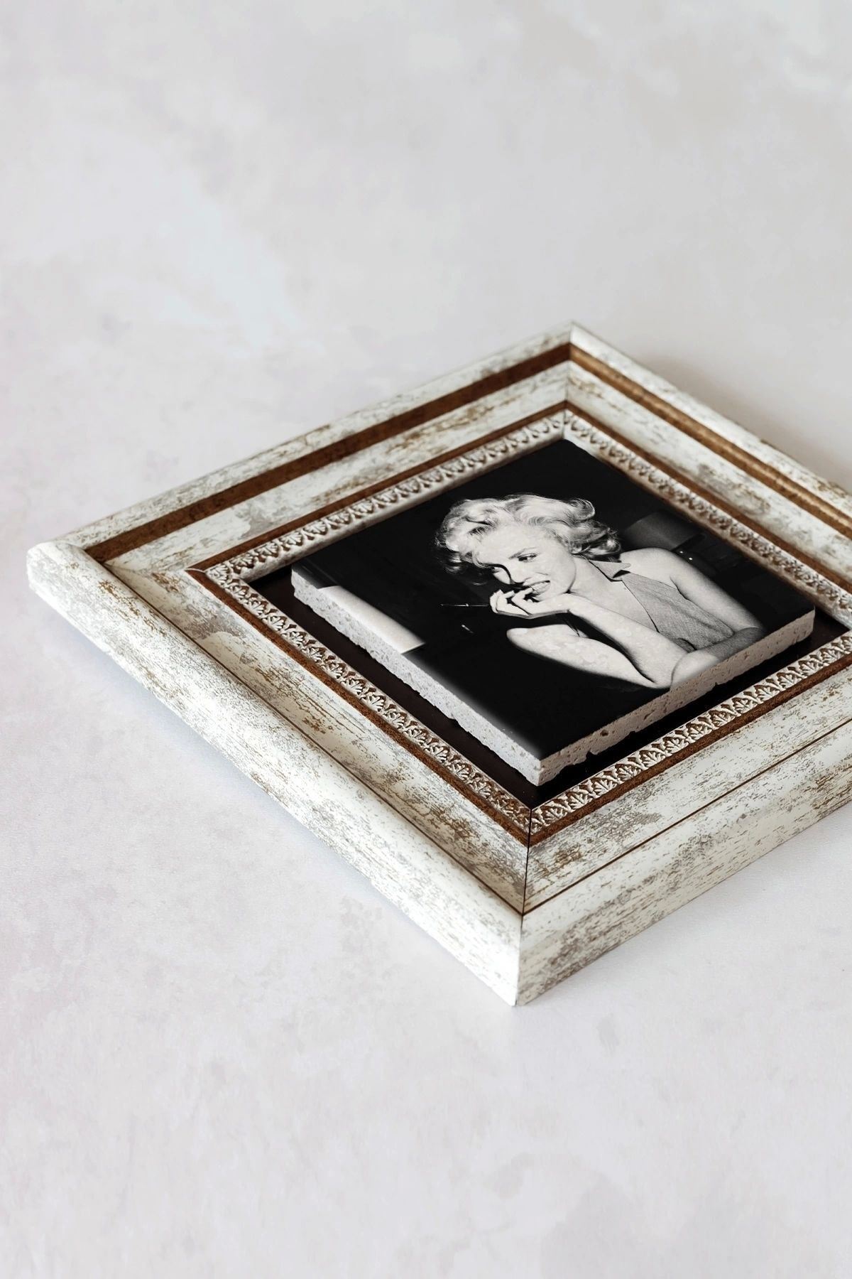 Marilyn Monroe Çerçeveli Taş Tablo , Çerçeveli Taş Duvar Dekoru-enkcrcvtbl-00151 20 cm