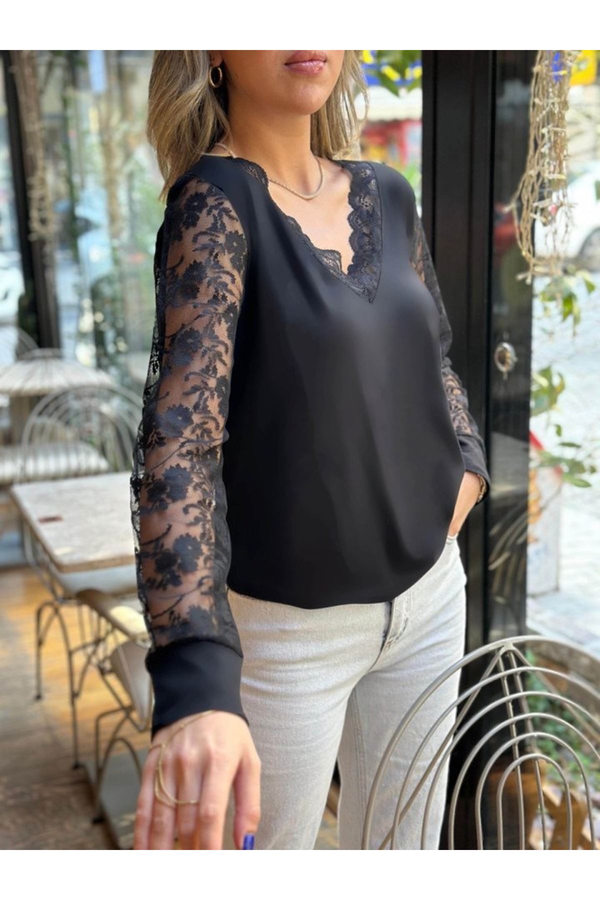 Kadın Uzun Kollu V Yakalı Dantel Detaylı Viskon Bluz