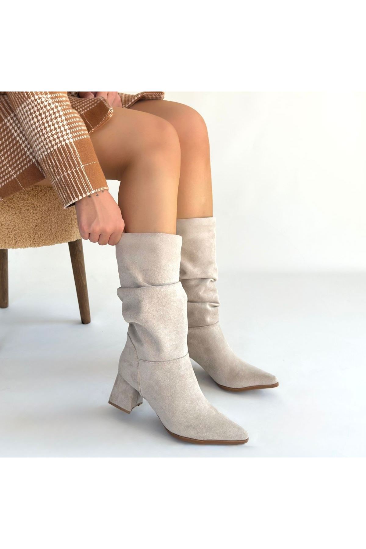 Titen Bej Süet Körüklü Topuklu Çizme
