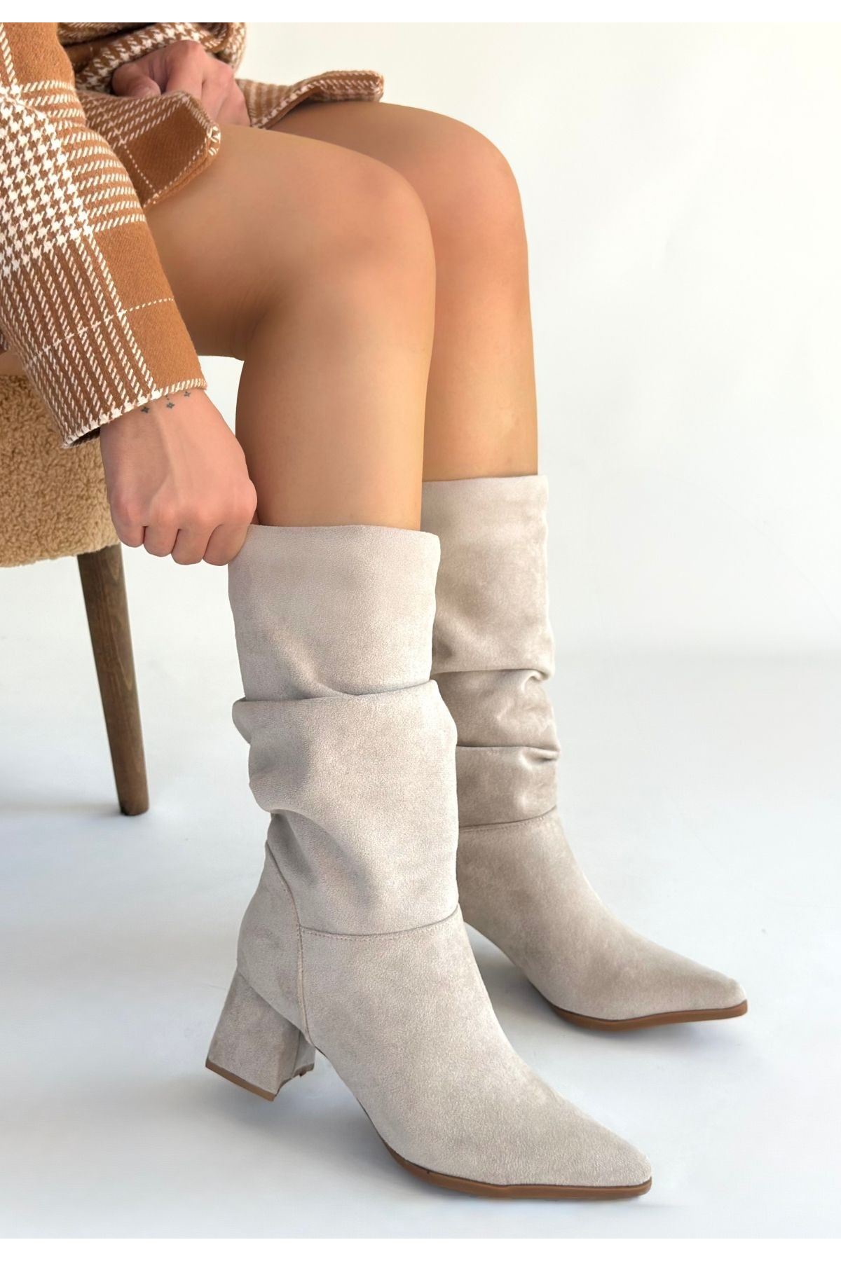 Titen Bej Süet Körüklü Topuklu Çizme