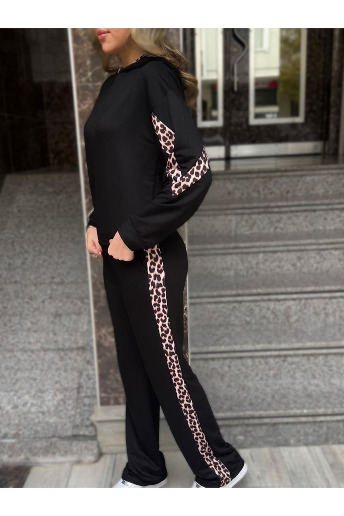 Kadın Kapüşonlu Leopar Detay Sweat Ve Yüksek Bel Yanları Leopar şeritli Bol Paça Pantolon Ikili Takım