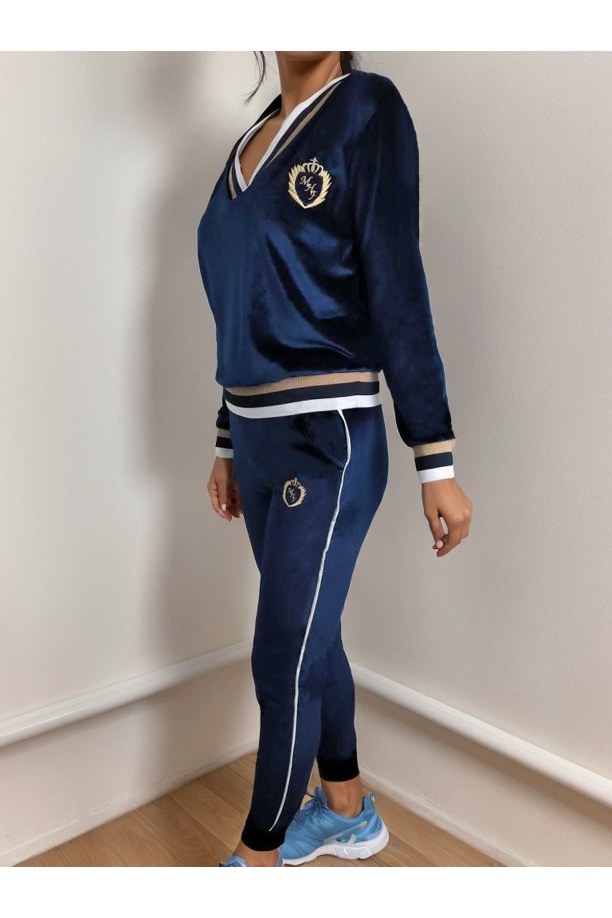 Kadın Uzun Kollu V Yaka Yakası Ve Kol Ağzı şerit Detay Kadife Takım