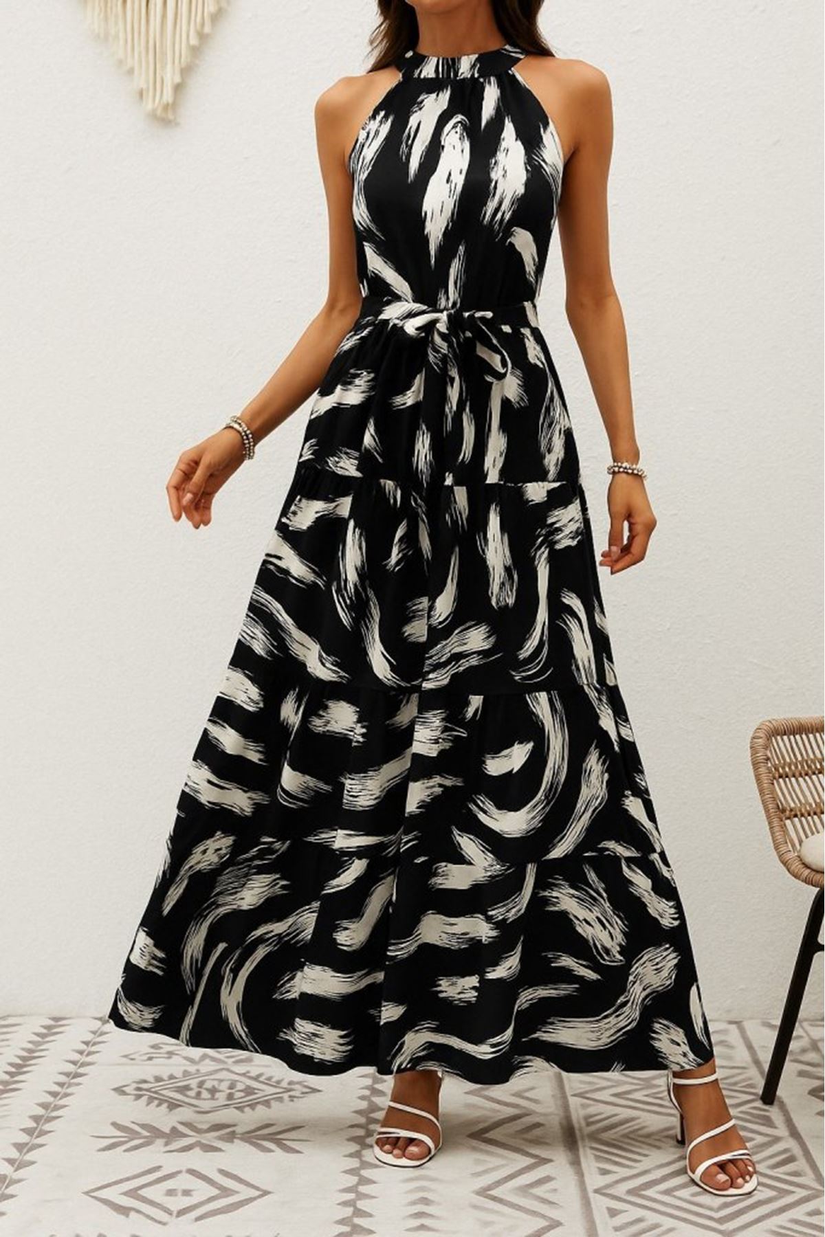 Kadın Halter Yakalı Omuzlardan Açık Kuşaklı Maksi Boy Desenli Süprem Elbise