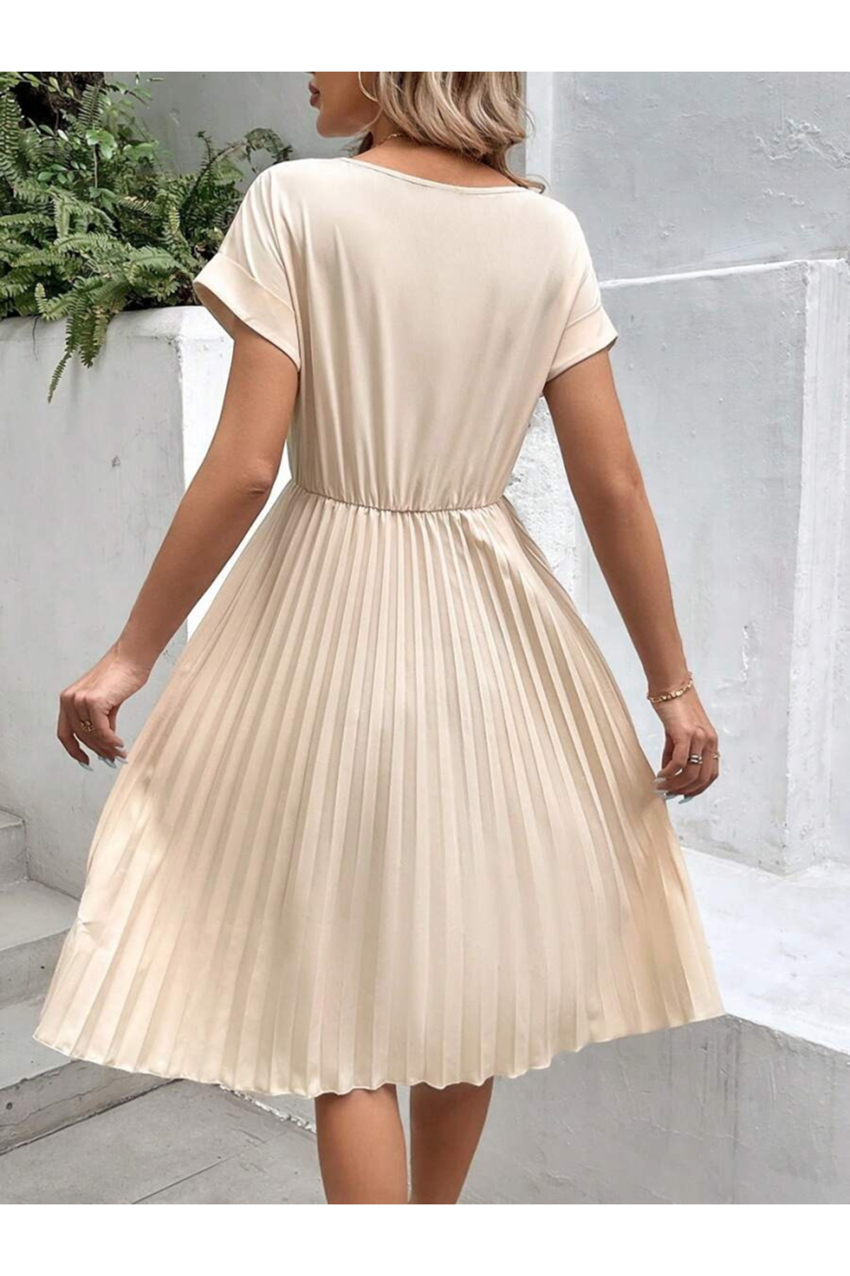 Kadın Kısa Kollu Yakası Açık Belden Lastikli Pileli Kısa Ithal Krep Elbise