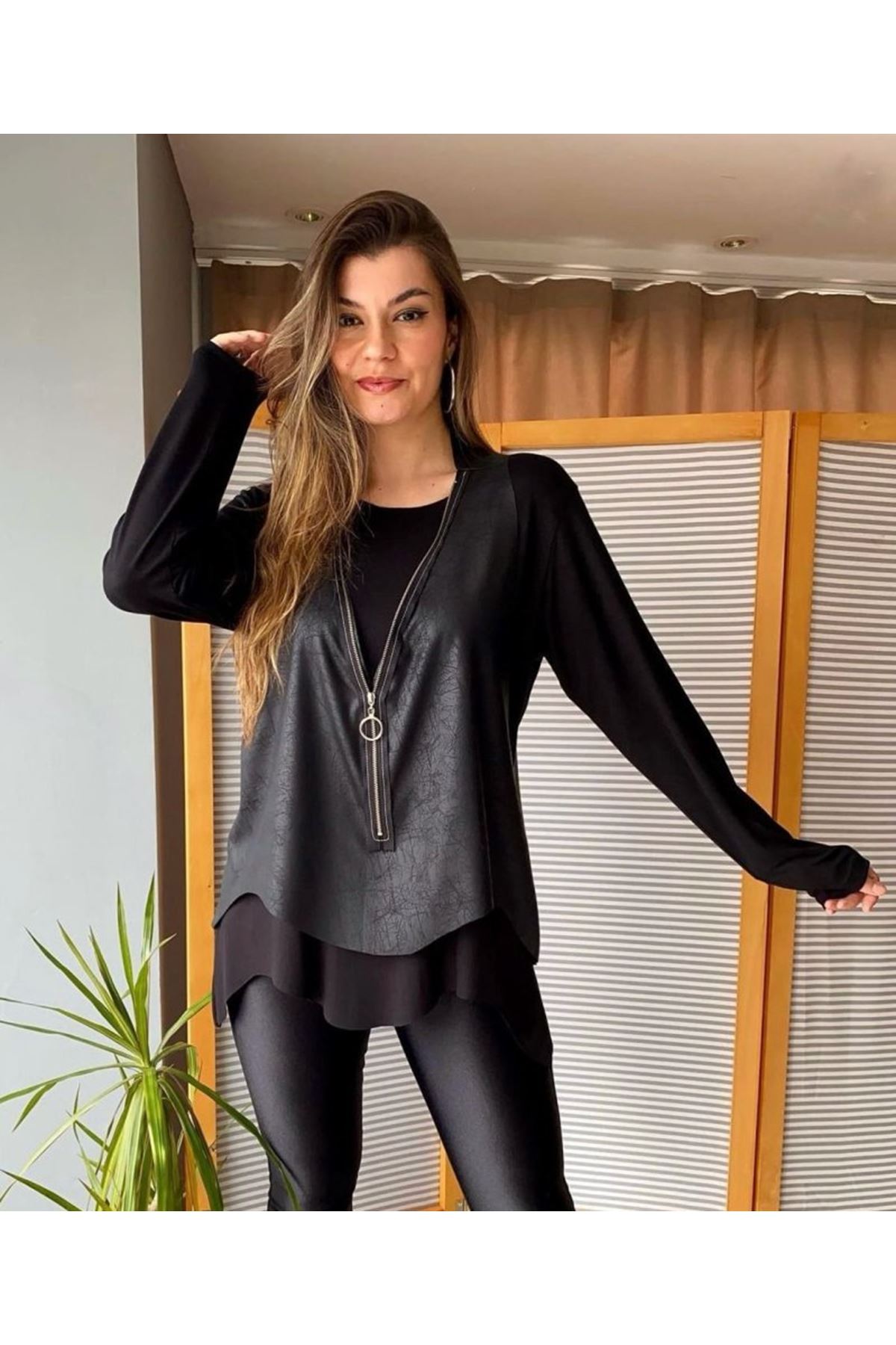 Kadın Uzun Kol Asimetrik Kesim Viskon Bluz Ve çatlak Deri Görünümlü Fermuar Detaylı Yelek Ikili Takım