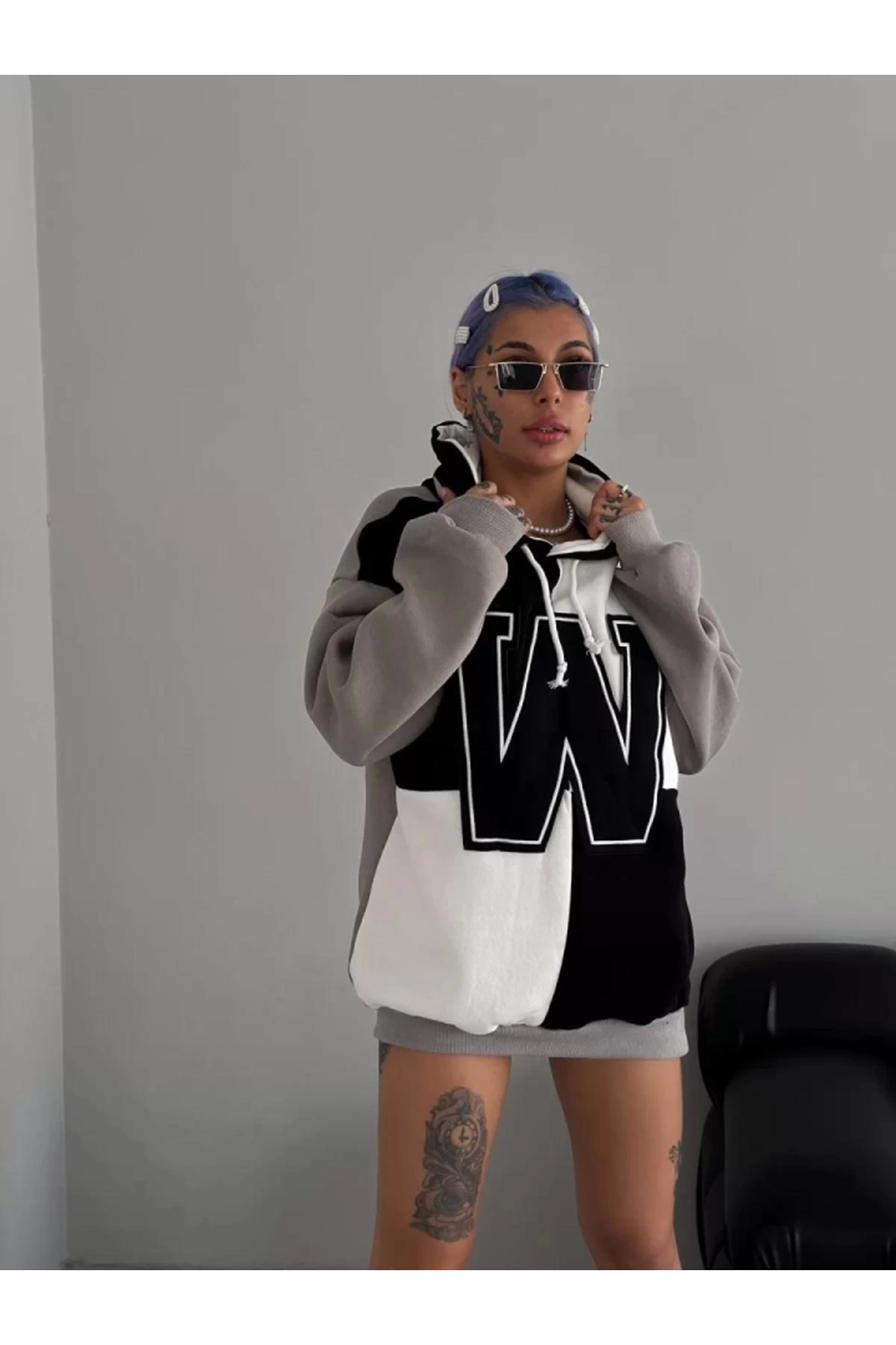 W Nakış İşlemeli Kapüşonlu Sweatshirt - Siyah