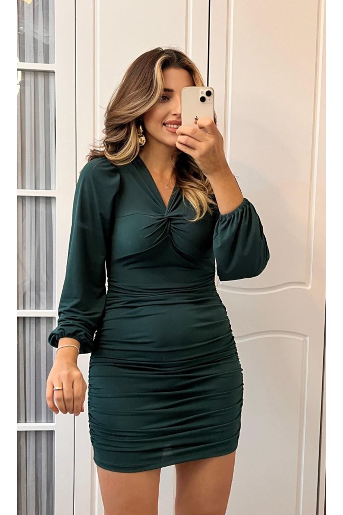 Kadın Uzun Kollu V Yakalı Yanlardan Büzgülü Kısa Sandy Elbise