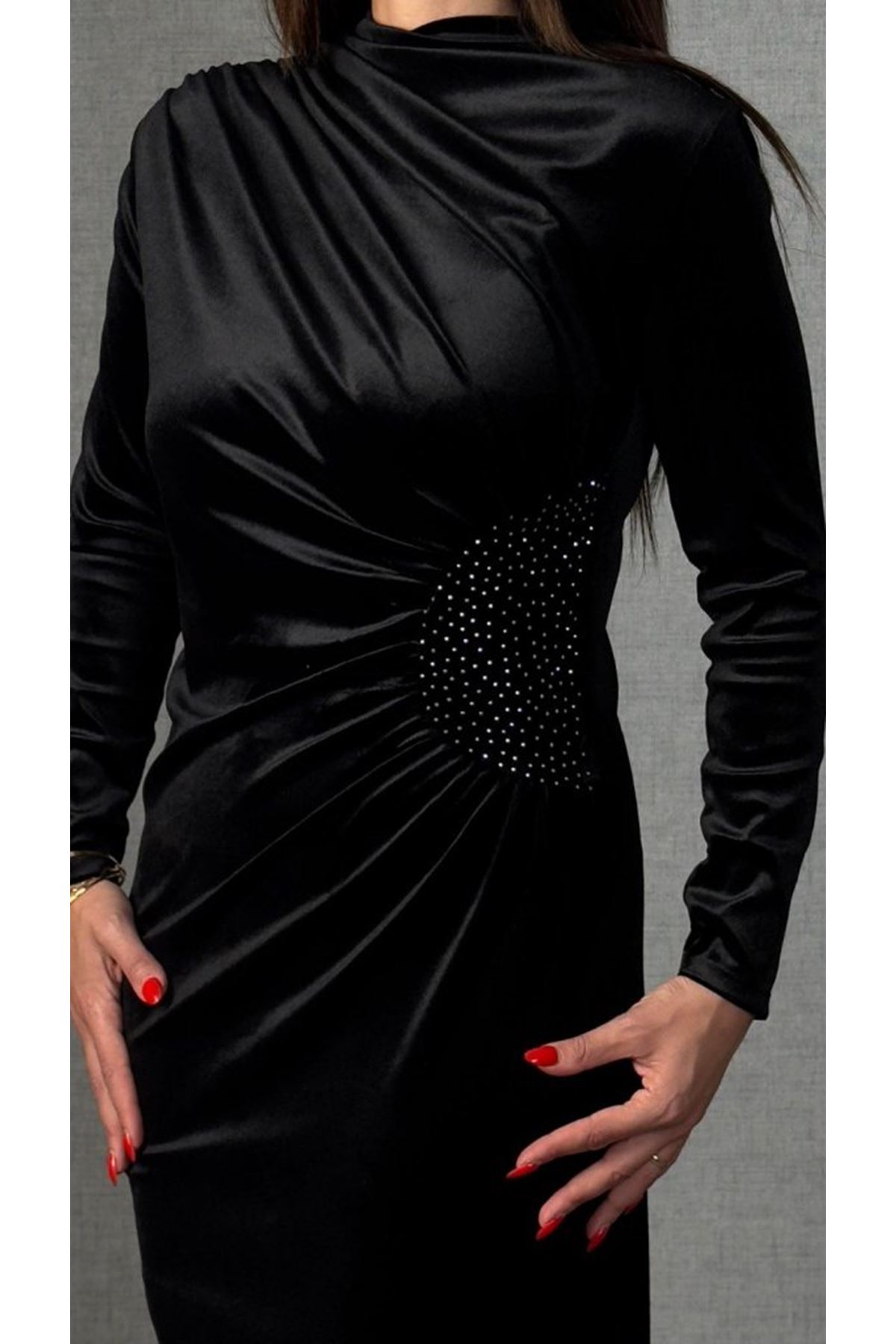 Kadı Uzun Kollu Omuzdan Büzgülü Yandan Taş Detaylı Uzun Kadife Elbise