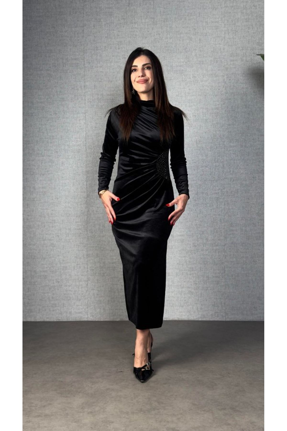 Kadı Uzun Kollu Omuzdan Büzgülü Yandan Taş Detaylı Uzun Kadife Elbise