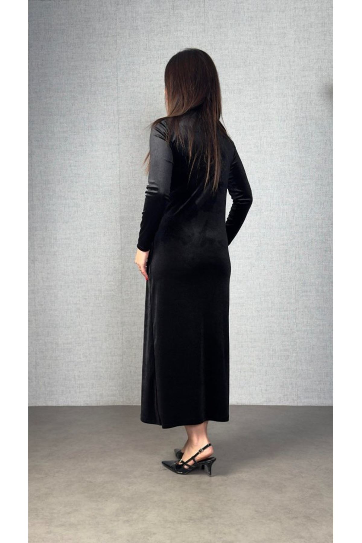 Kadı Uzun Kollu Omuzdan Büzgülü Yandan Taş Detaylı Uzun Kadife Elbise