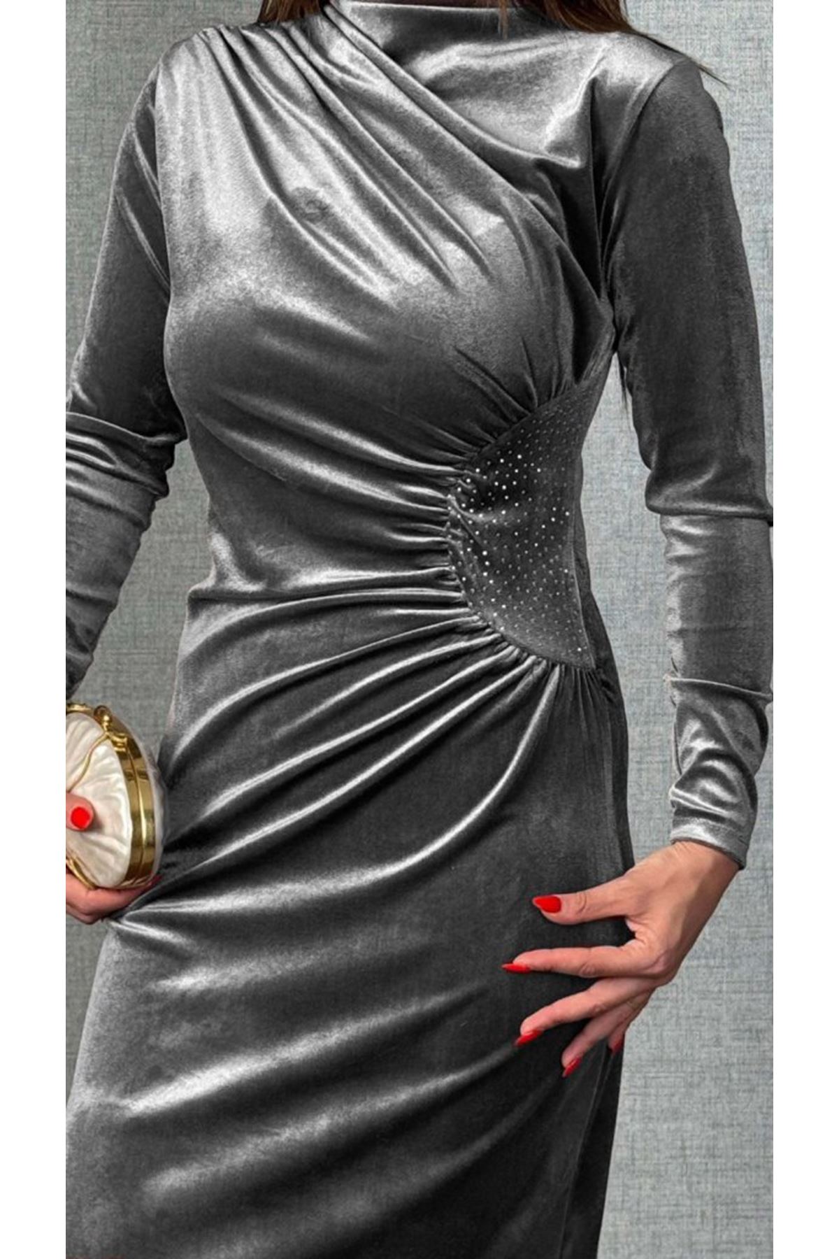 Kadı Uzun Kollu Omuzdan Büzgülü Yandan Taş Detaylı Uzun Kadife Elbise