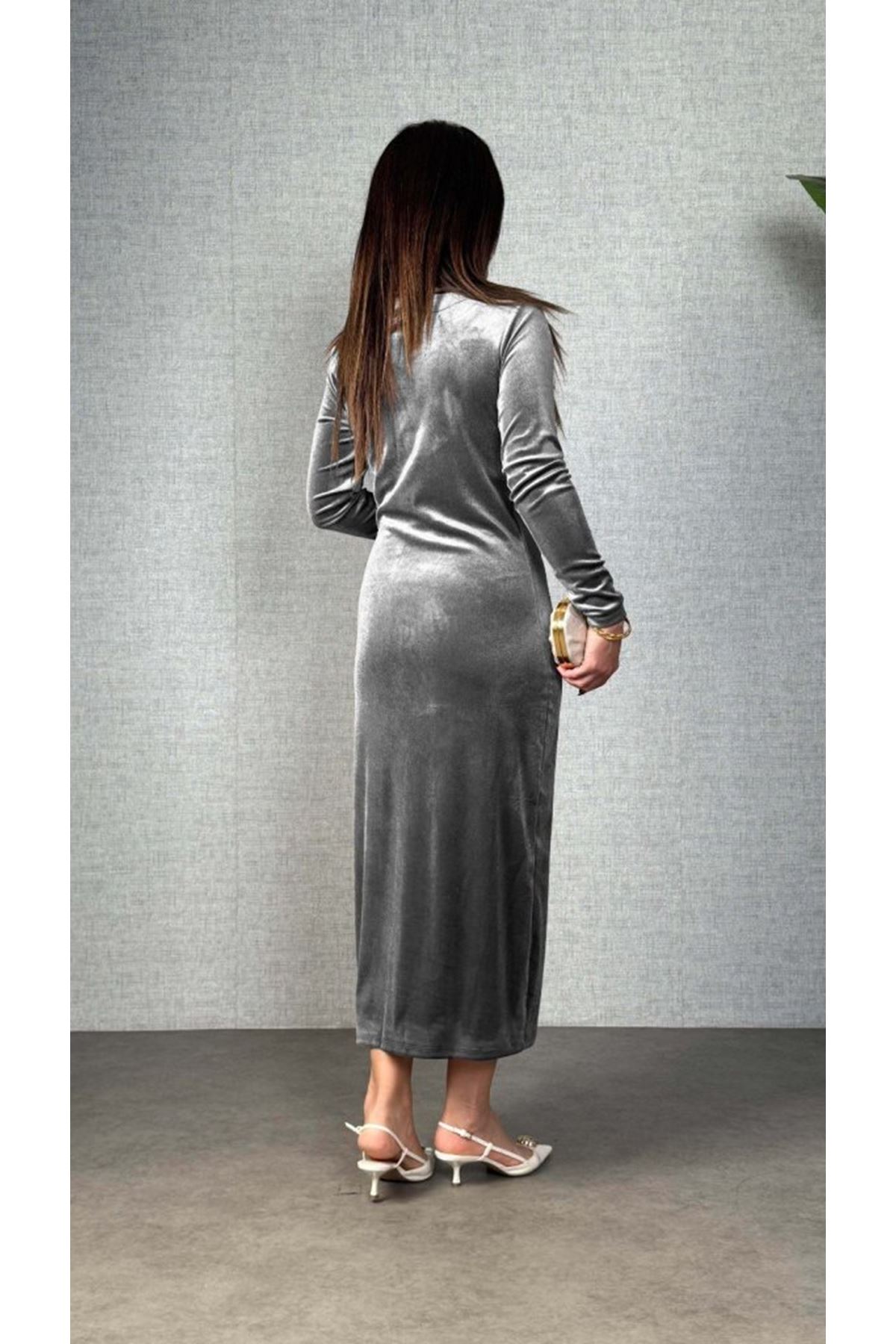 Kadı Uzun Kollu Omuzdan Büzgülü Yandan Taş Detaylı Uzun Kadife Elbise