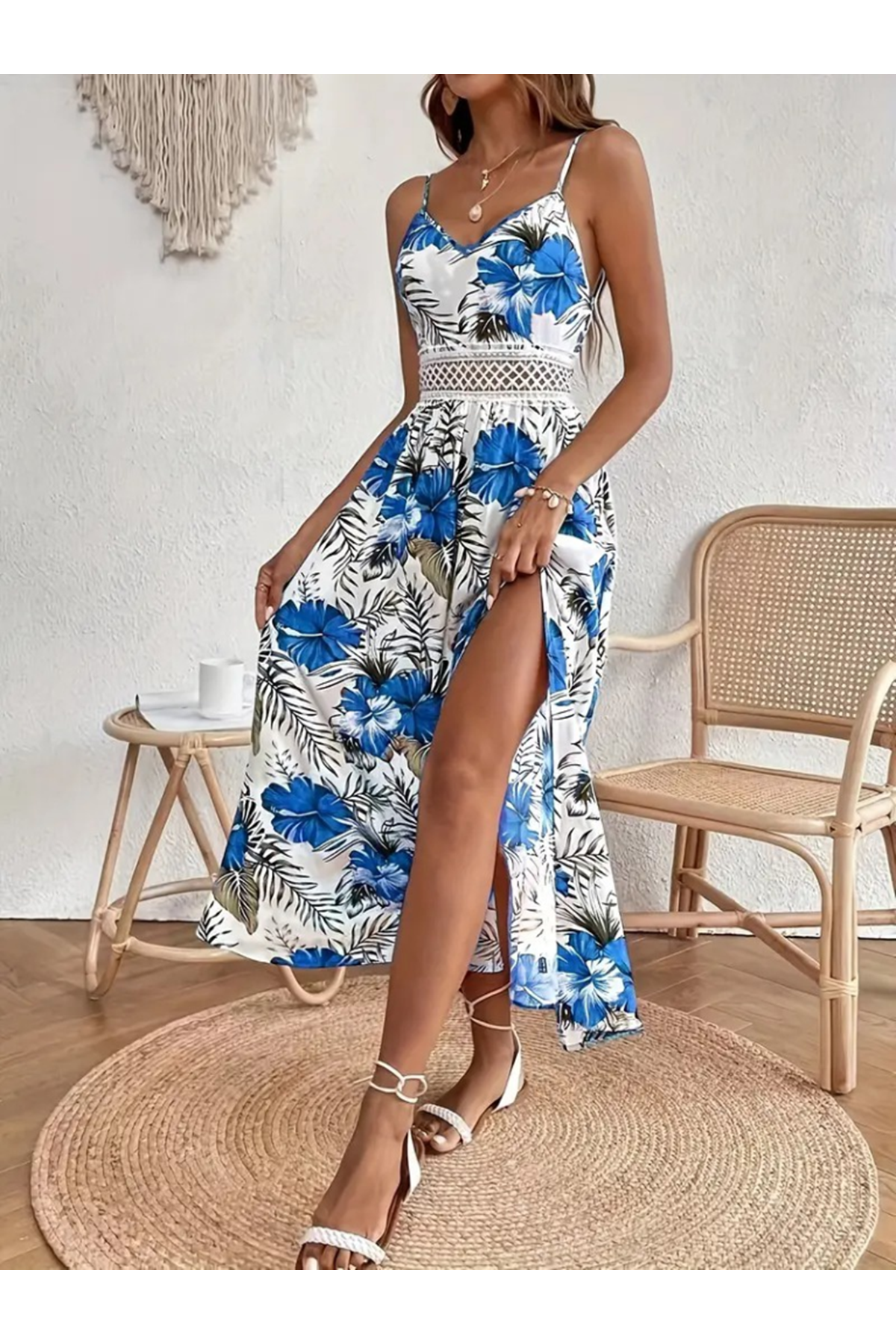 Kadın Ip Askılı V Yakalı Bel Güpür çiçek Desenli Yandan Yırtmaçlı Maksi Süprem Elbise