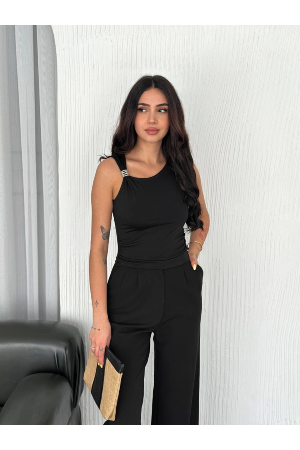 Osy Modal Yumuşak Dokulu Kumaş Bisiklet Yaka Sıfır Kol Bluz Omuz Toka Aksesuar Detaylı - Siyah