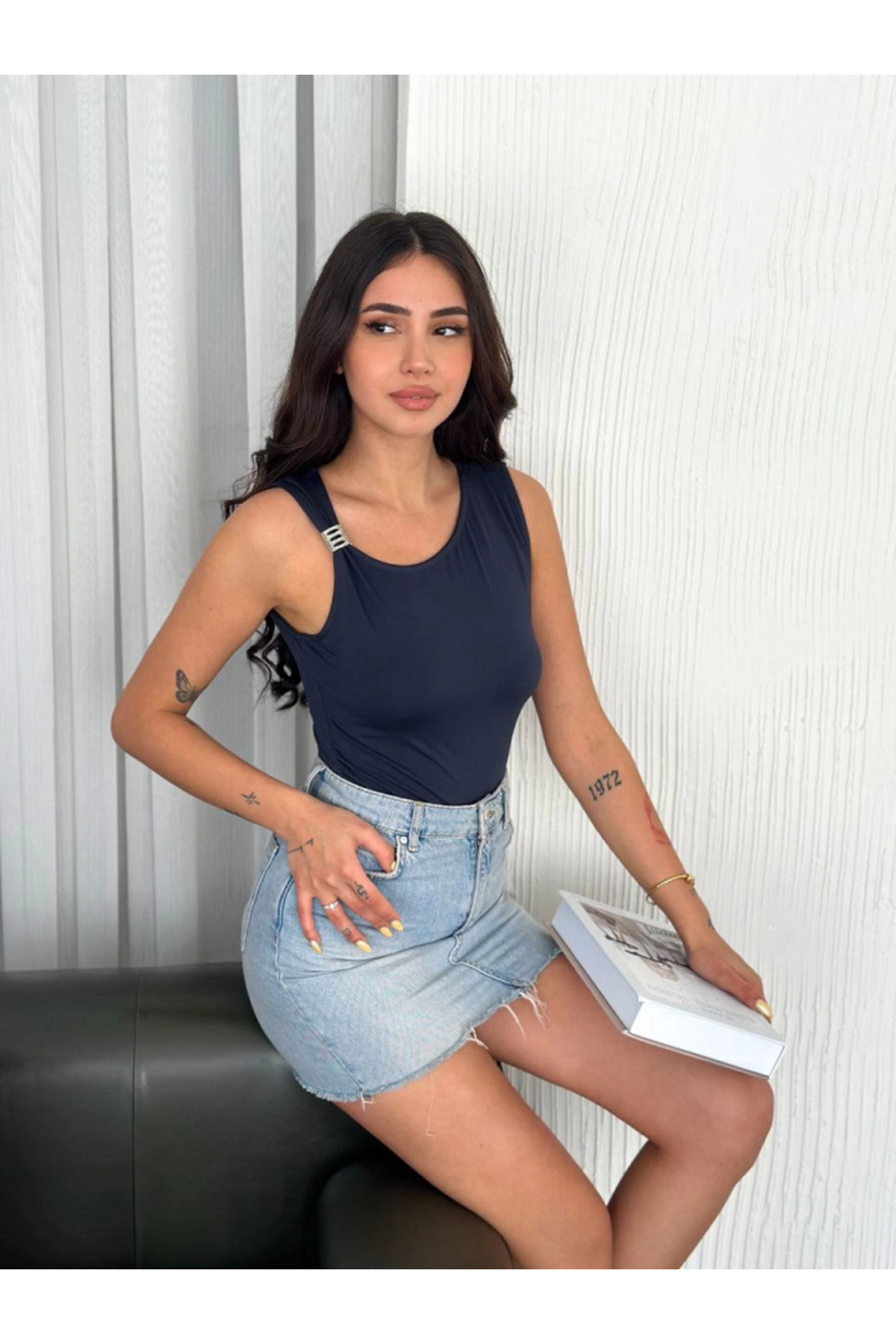 Osy Modal Yumuşak Dokulu Kumaş Bisiklet Yaka Sıfır Kol Bluz Omuz Toka Aksesuar Detaylı - Lacivert