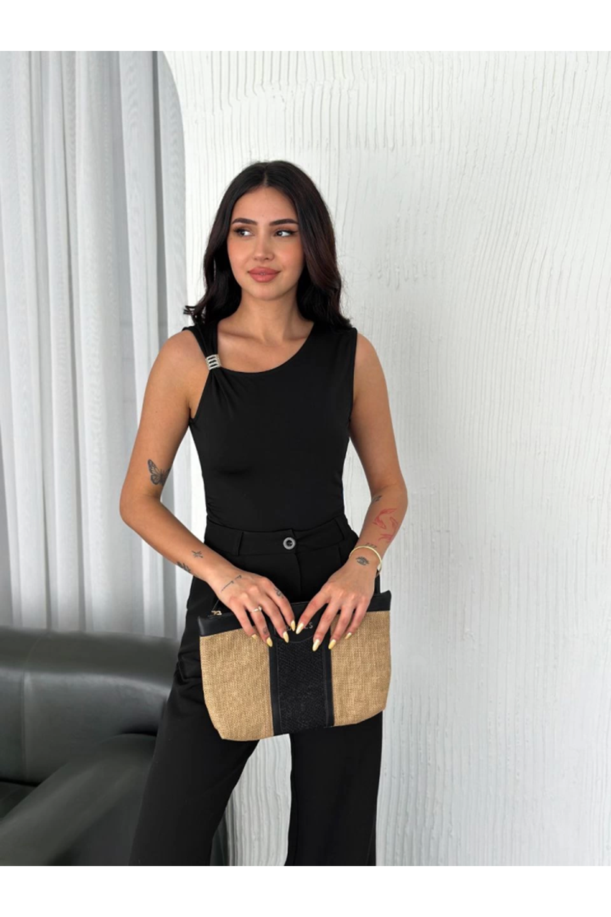 Osy Modal Yumuşak Dokulu Kumaş Bisiklet Yaka Sıfır Kol Bluz Omuz Toka Aksesuar Detaylı - Siyah