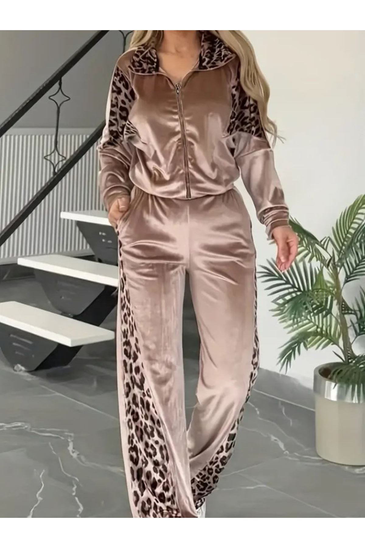 Kadın Uzun Kollu önden Fermuarlı Leopar Detaylı Kadife Bal Köpüğü Bluz Ve Pantolon Ikili Takım