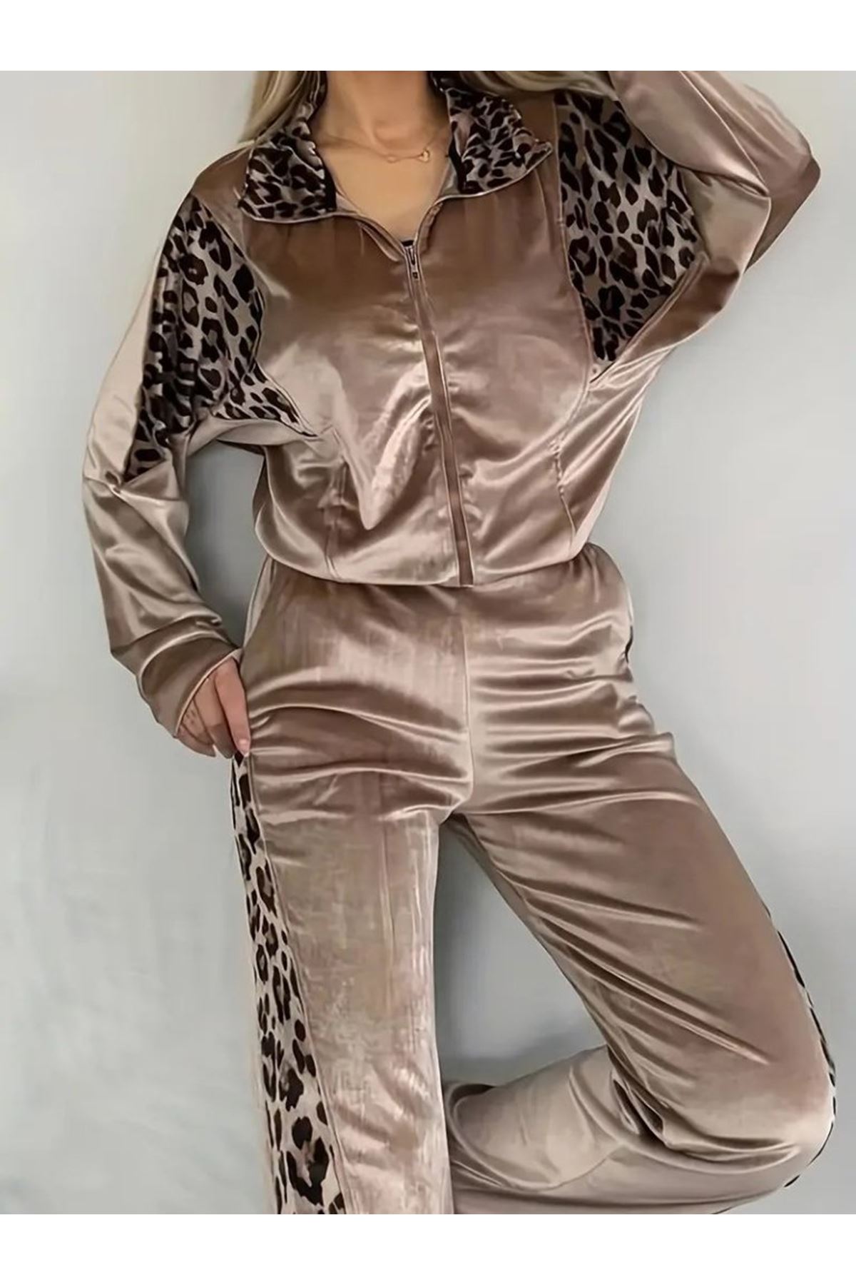 Kadın Uzun Kollu önden Fermuarlı Leopar Detaylı Kadife Bal Köpüğü Bluz Ve Pantolon Ikili Takım
