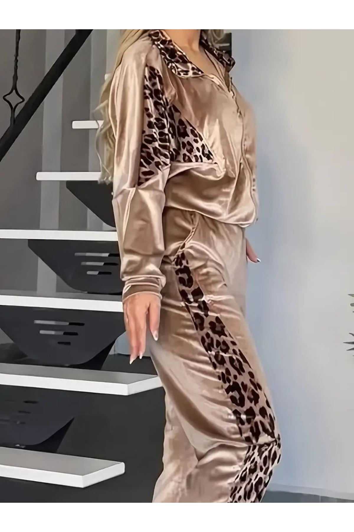 Kadın Uzun Kollu önden Fermuarlı Leopar Detaylı Kadife Bal Köpüğü Bluz Ve Pantolon Ikili Takım