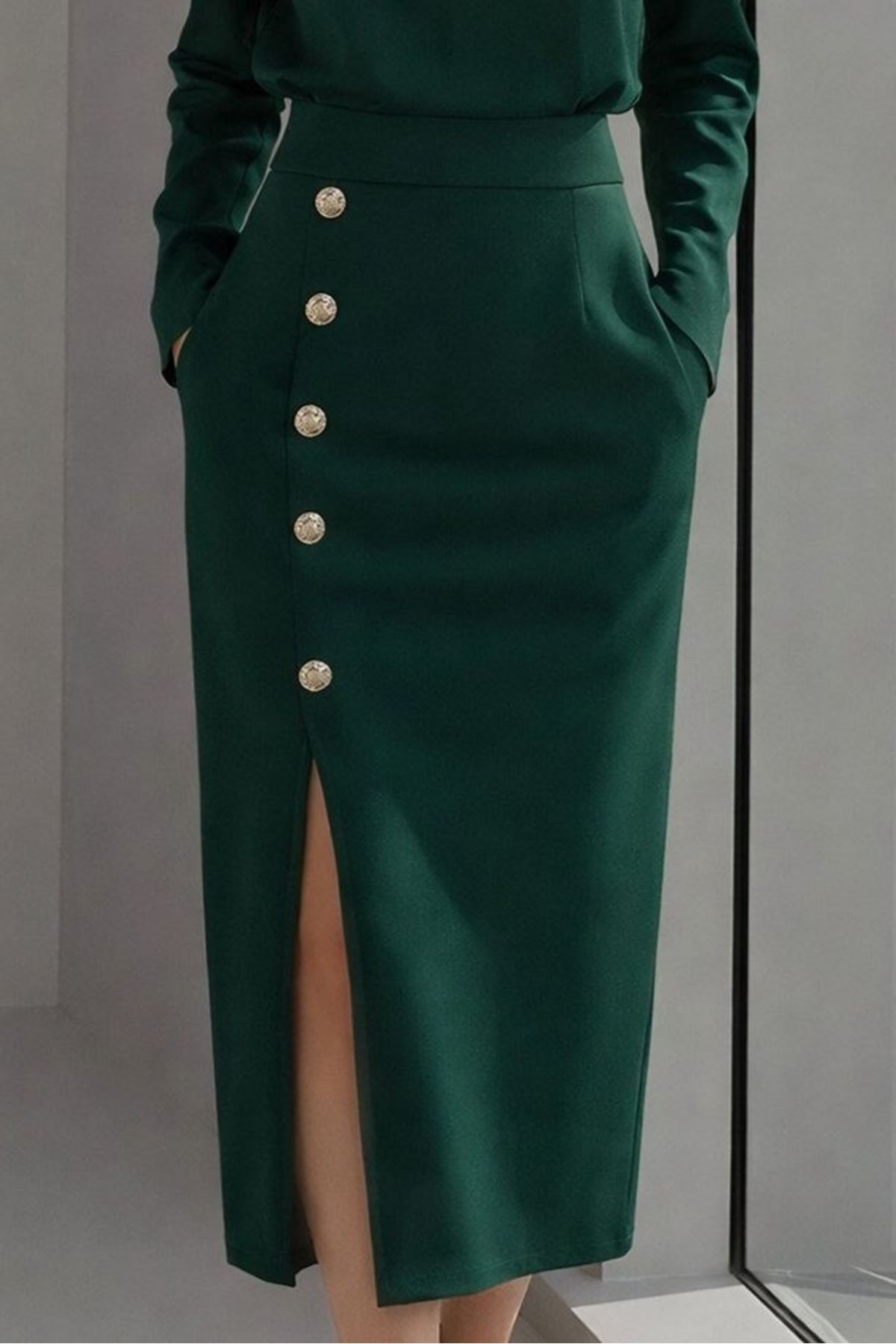 Kadın Uzun Kollu Bisiklet Yakalı Yandan Yırtmaçlı Düğmeli Midi Ithal Krep Elbise