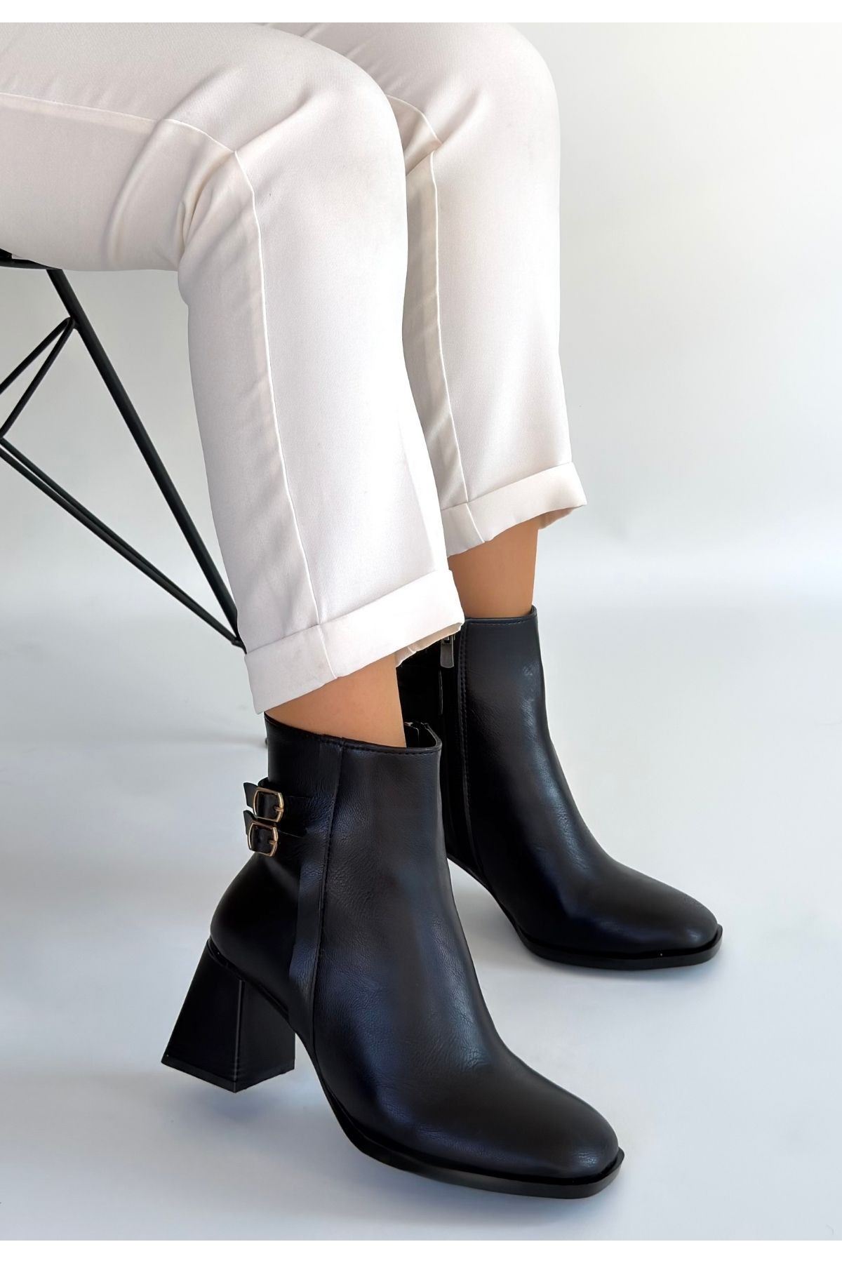 Kanda Siyah Cilt Topuklu Bot