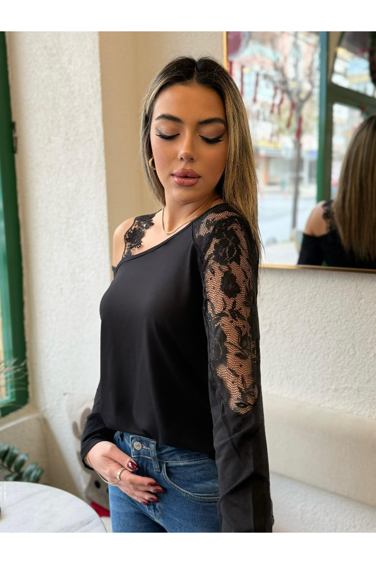 Kadın Tek Omuzu Açık Askılı Dantelli Viskon Bluz