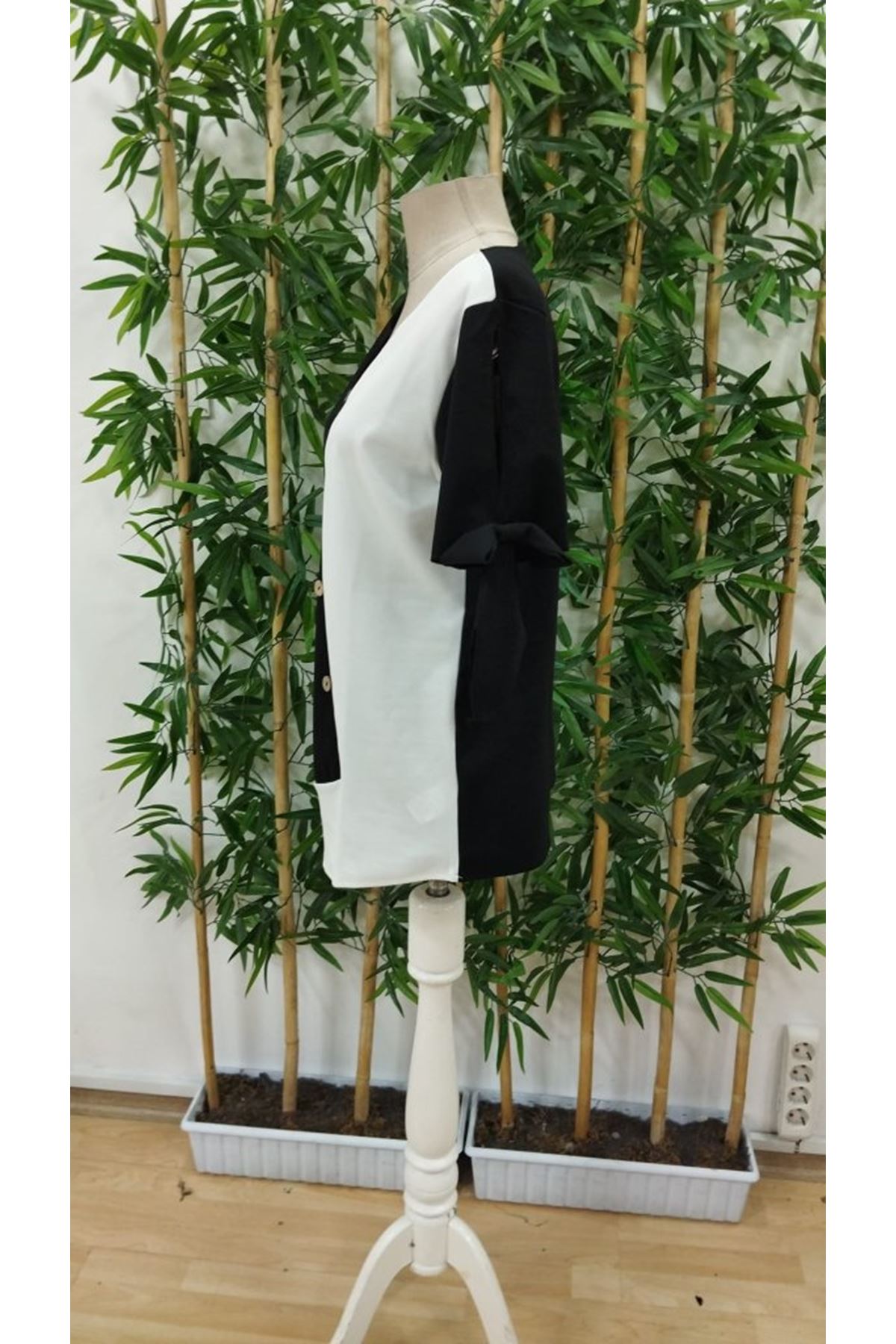 Kadın Kısa Kollu Kollardan Bağlamalı önden Asimetrik Kesim çift Renk Detaylı Düğmeli Ithal Krep Bluz