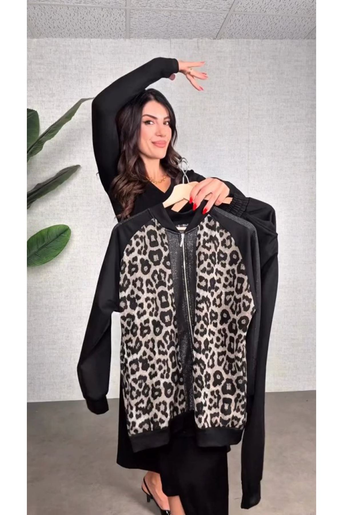 Kadın Uzun Kollu önden Fermuarlı Leopar Desenli Viskon Iki Iplik Bluz Ve Pantolon Ikili Takım