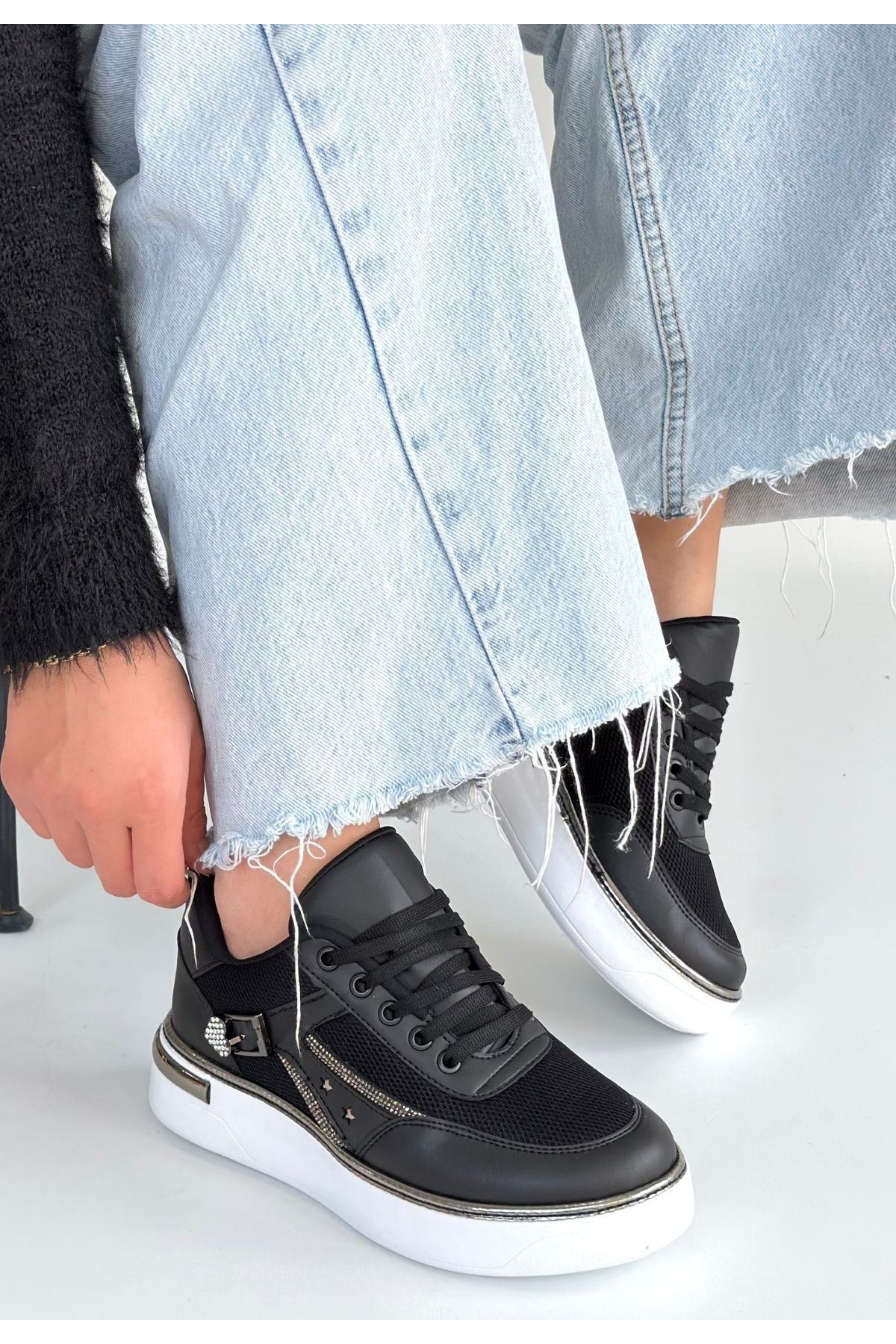 Junda Siyah Cilt Bağcıklı Spor Ayakkabı