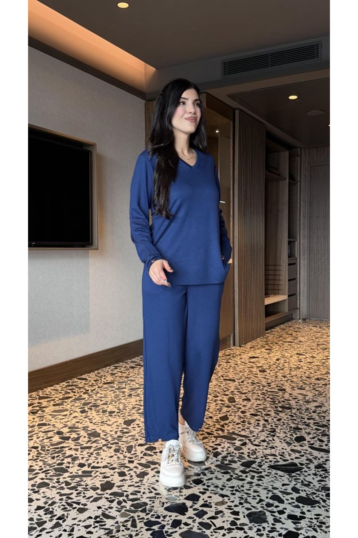 Kadın V Yaka Bluz Ve Pantolon Ikili Takım